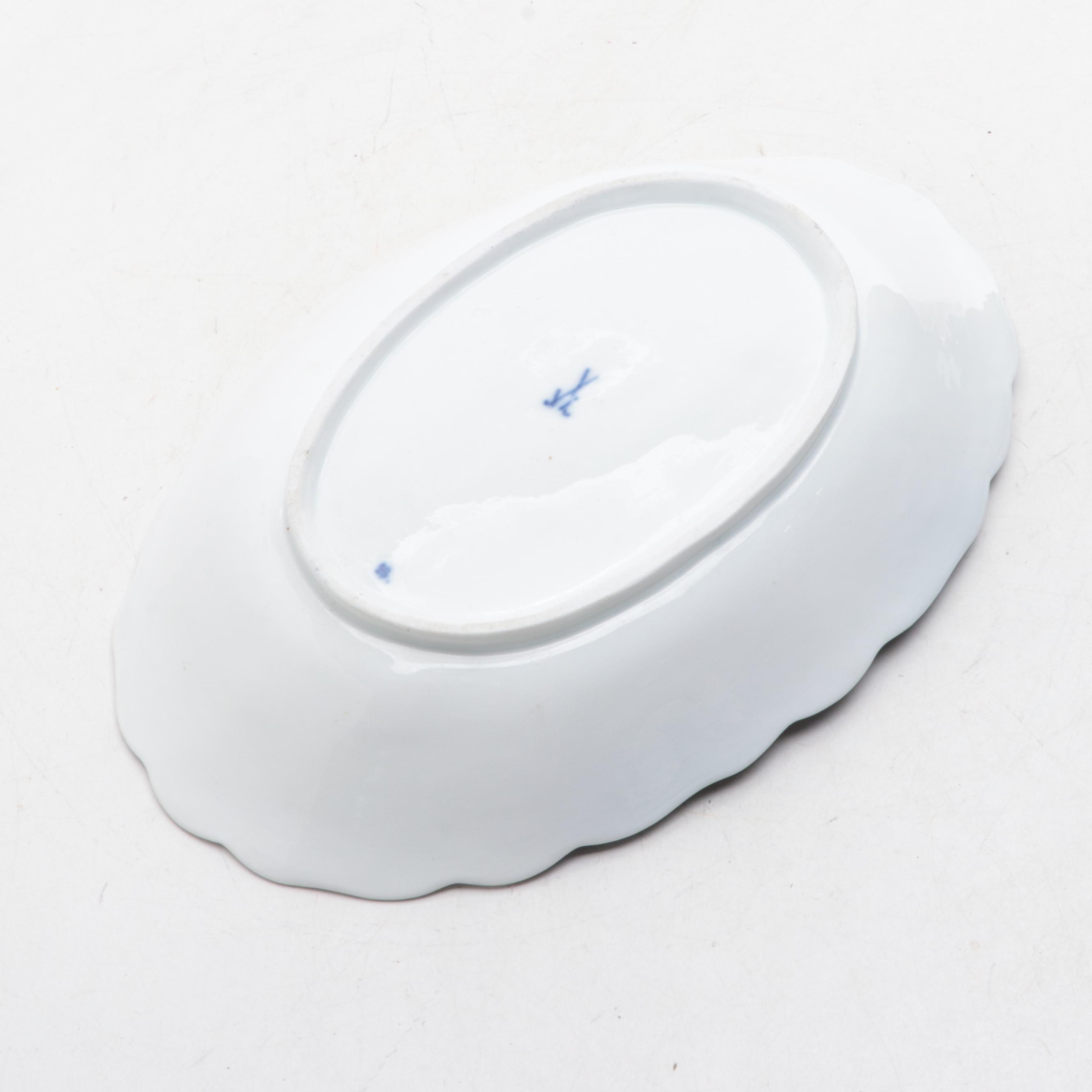 Meissen Molded Porcelain Cobalt and Gilt Maple Leaf Plates and Serving Bowl