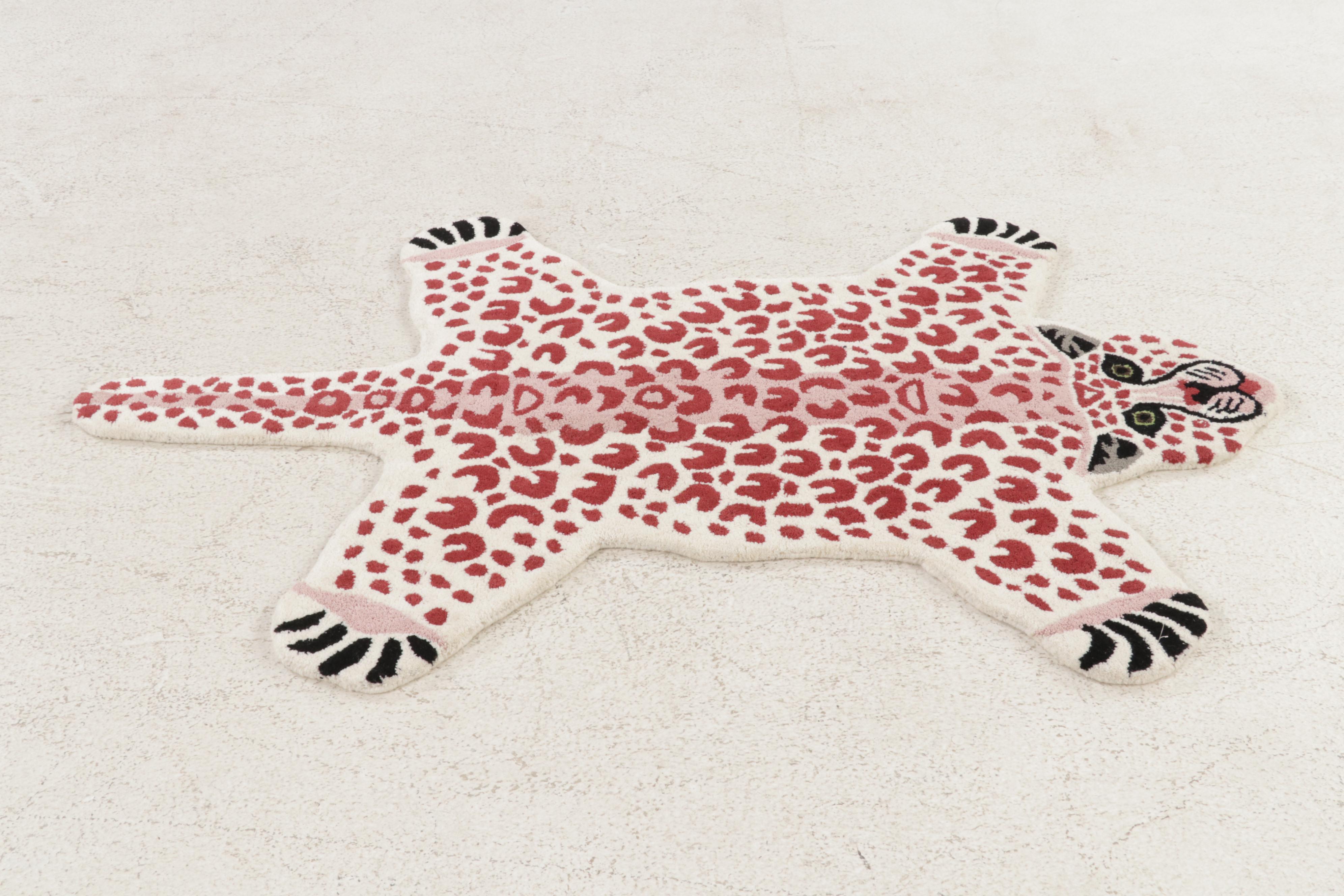 3'1 x 5' Hand-Tufted Indian Pictorial Leopard-Shaped Area Rug