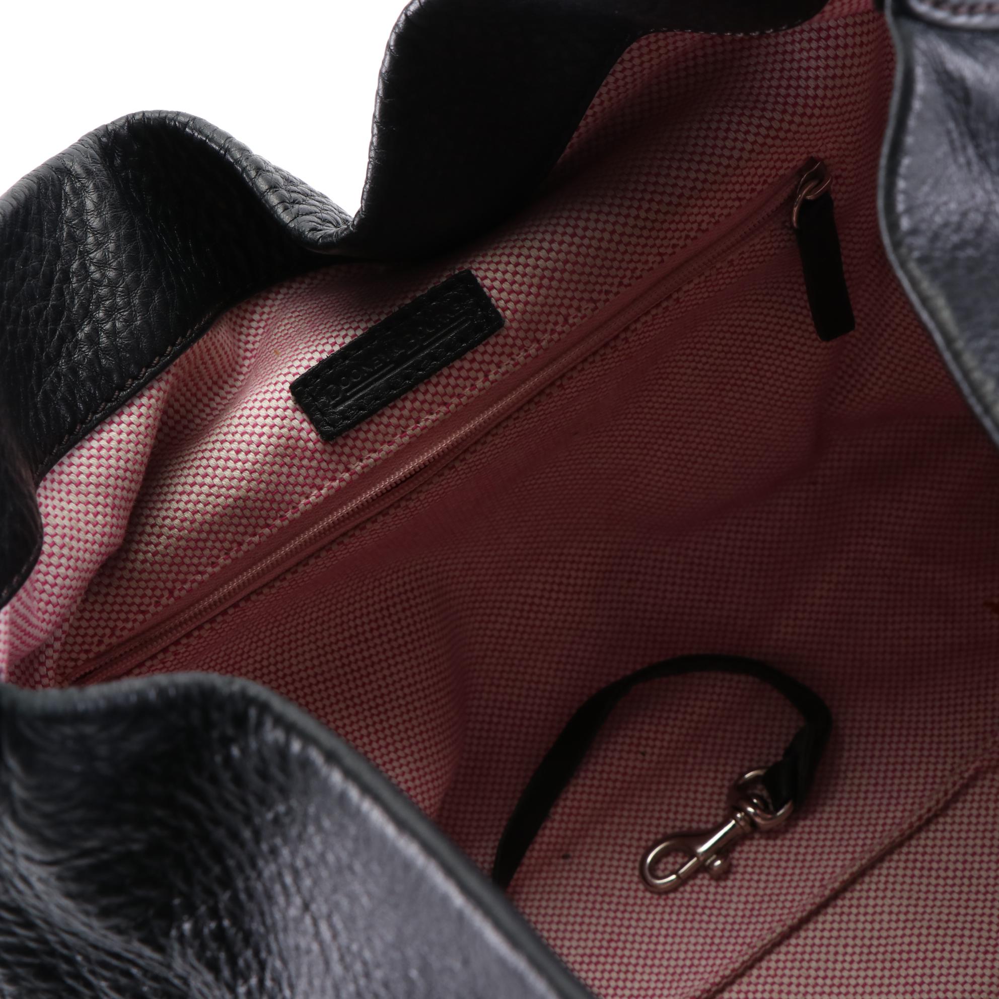 Dooney & Bourke Shoulder Bag in Grain Leather