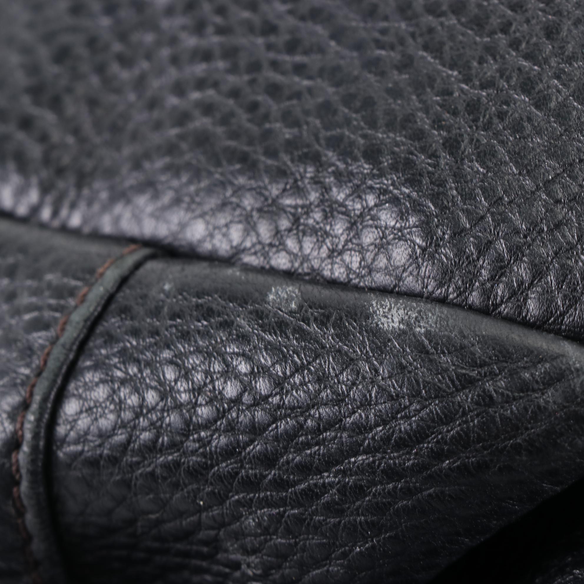 Dooney & Bourke Shoulder Bag in Grain Leather