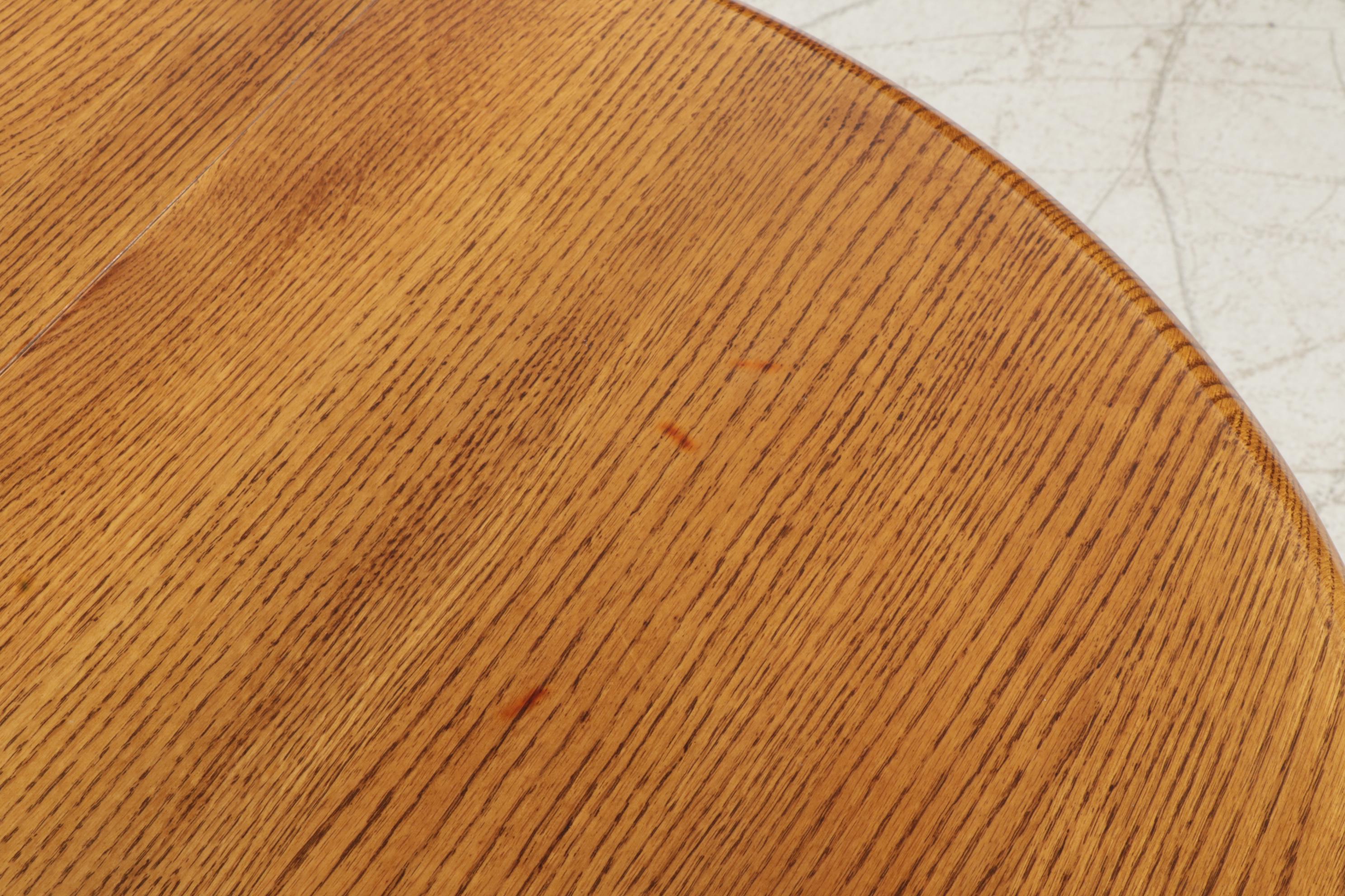 Shin-Lee Victorian Style Oak Dining Table and Four Chairs, Late 20th Century