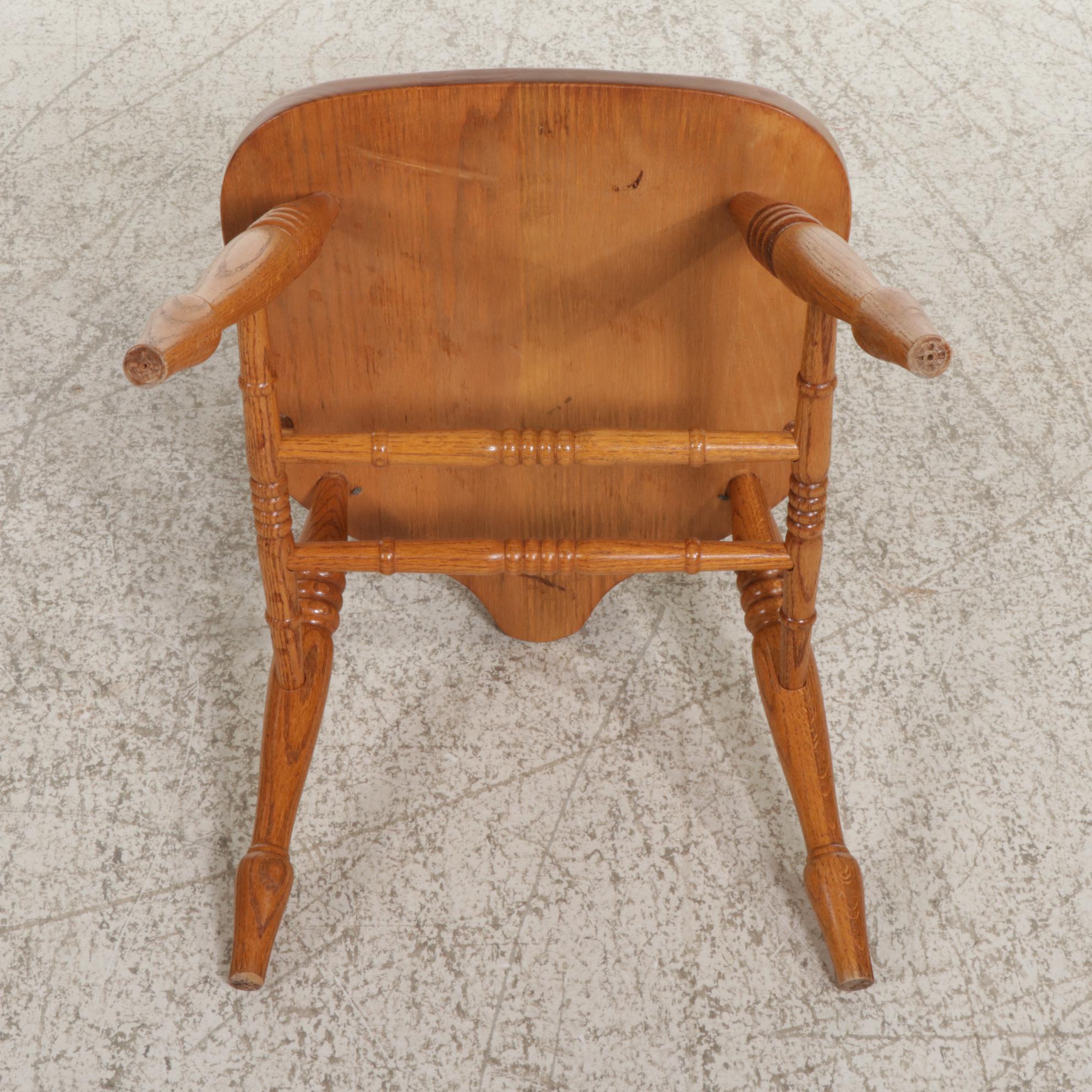 Shin-Lee Victorian Style Oak Dining Table and Four Chairs, Late 20th Century