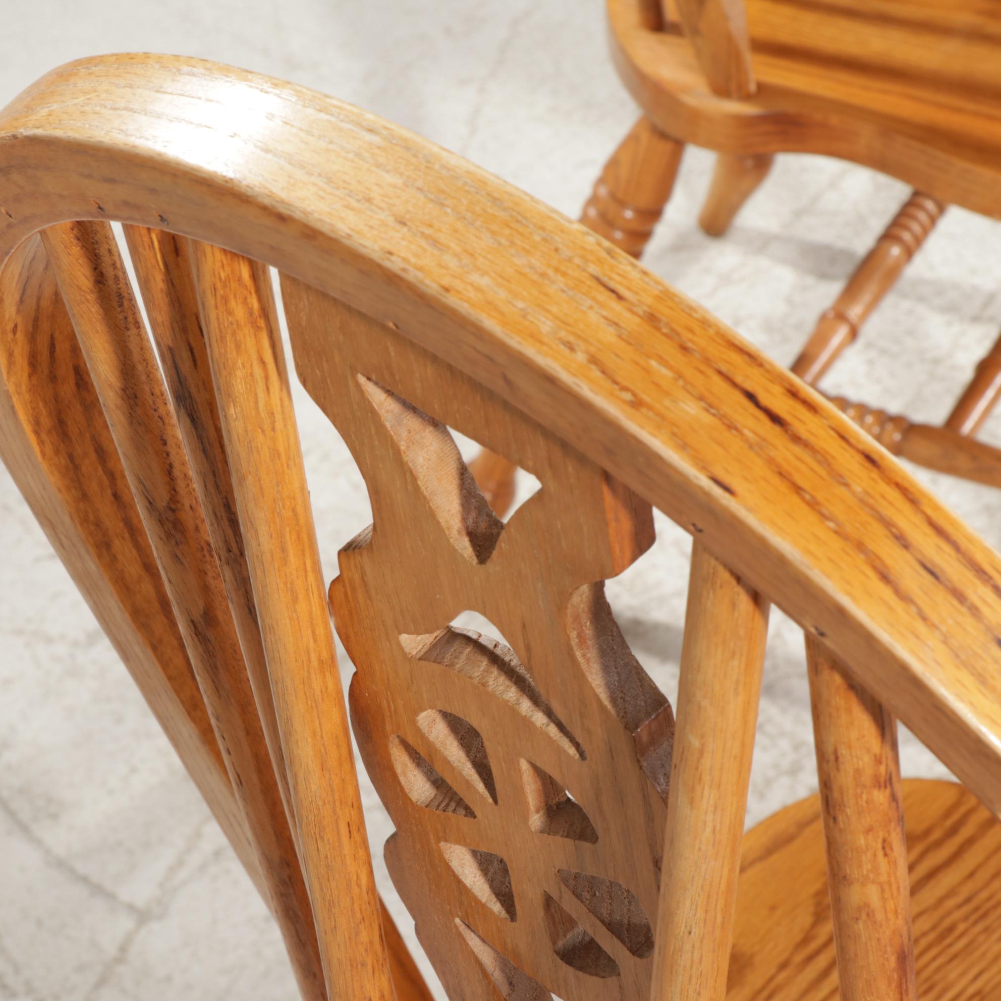 Shin-Lee Victorian Style Oak Dining Table and Four Chairs, Late 20th Century