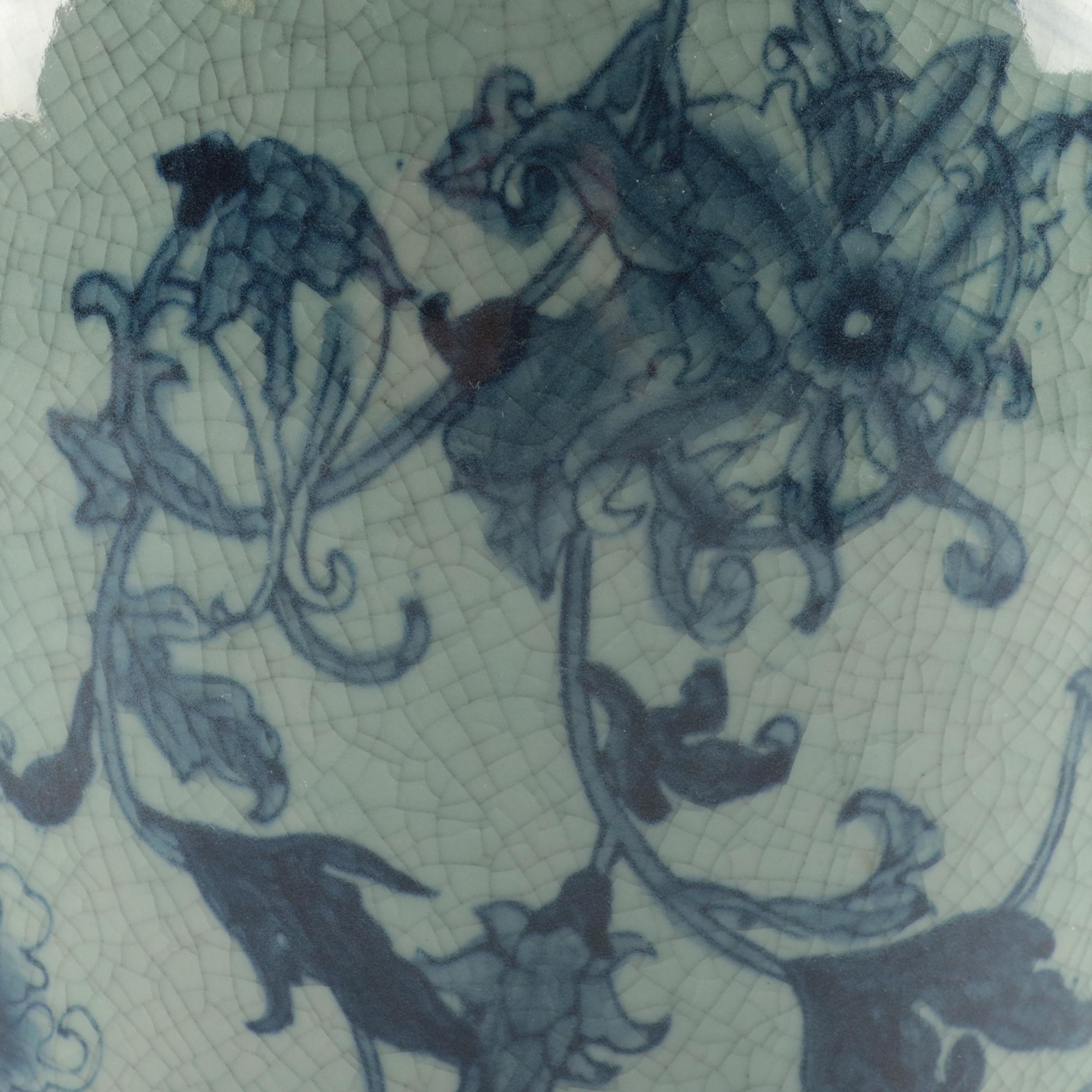 Chinese Hand-Painted Blue and White Crackle Glaze Porcelain Vase