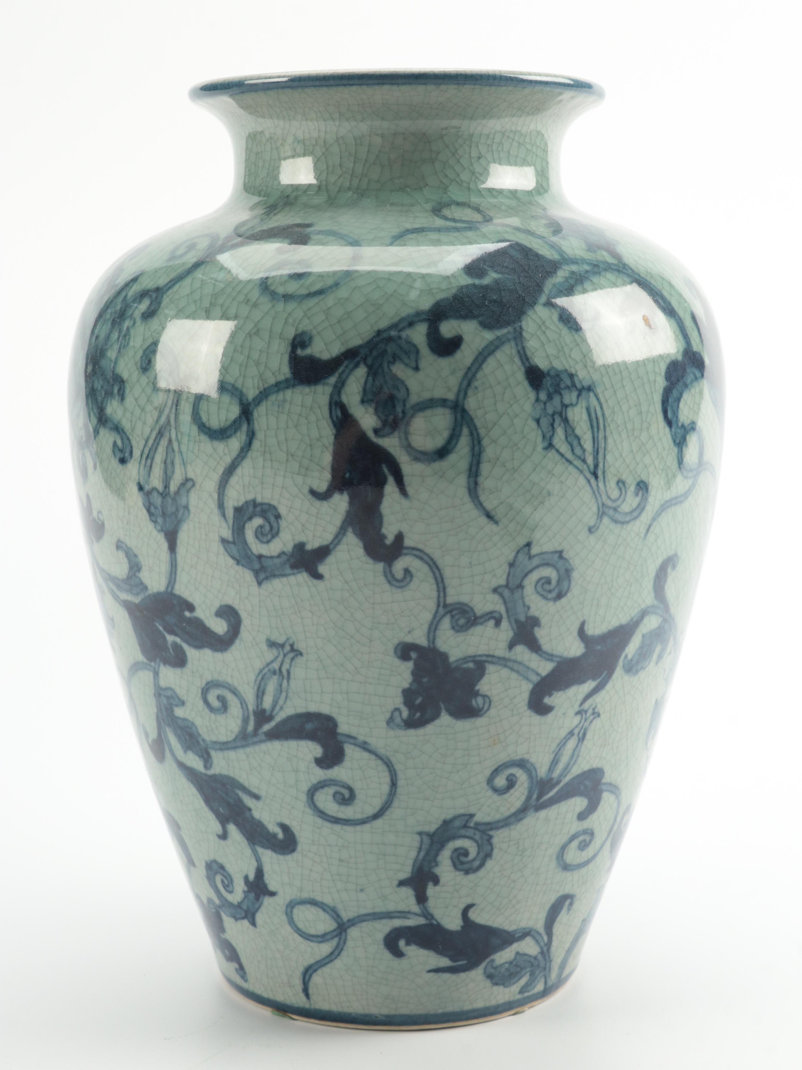 Chinese Hand-Painted Blue and White Crackle Glaze Porcelain Vase
