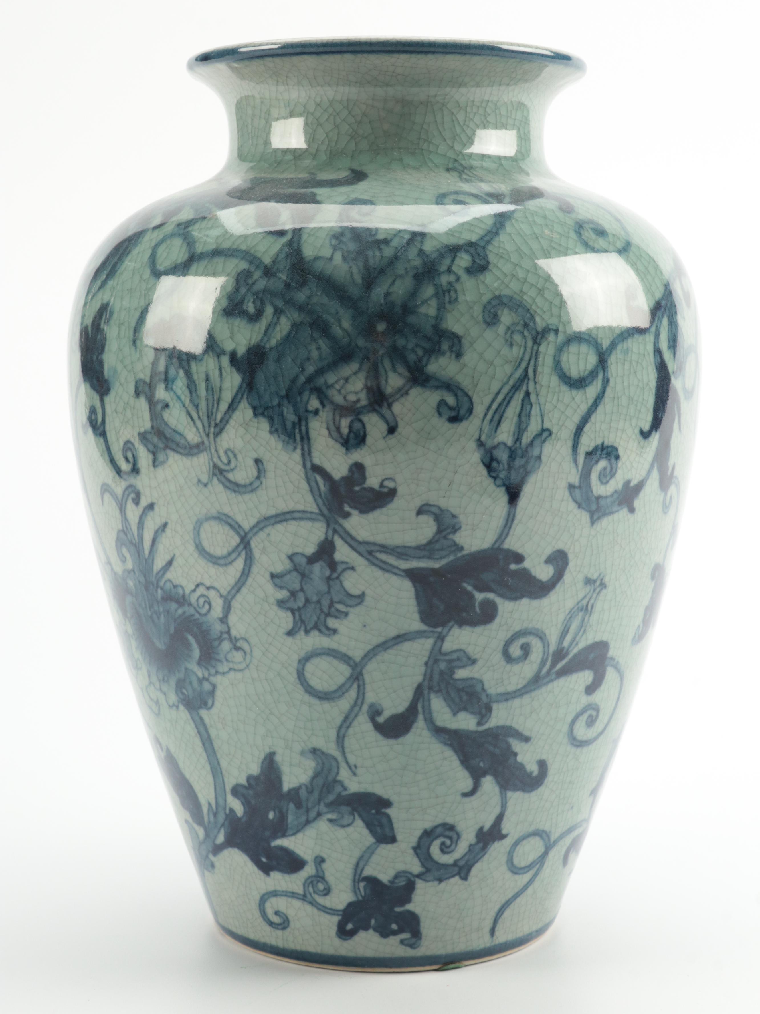 Chinese Hand-Painted Blue and White Crackle Glaze Porcelain Vase