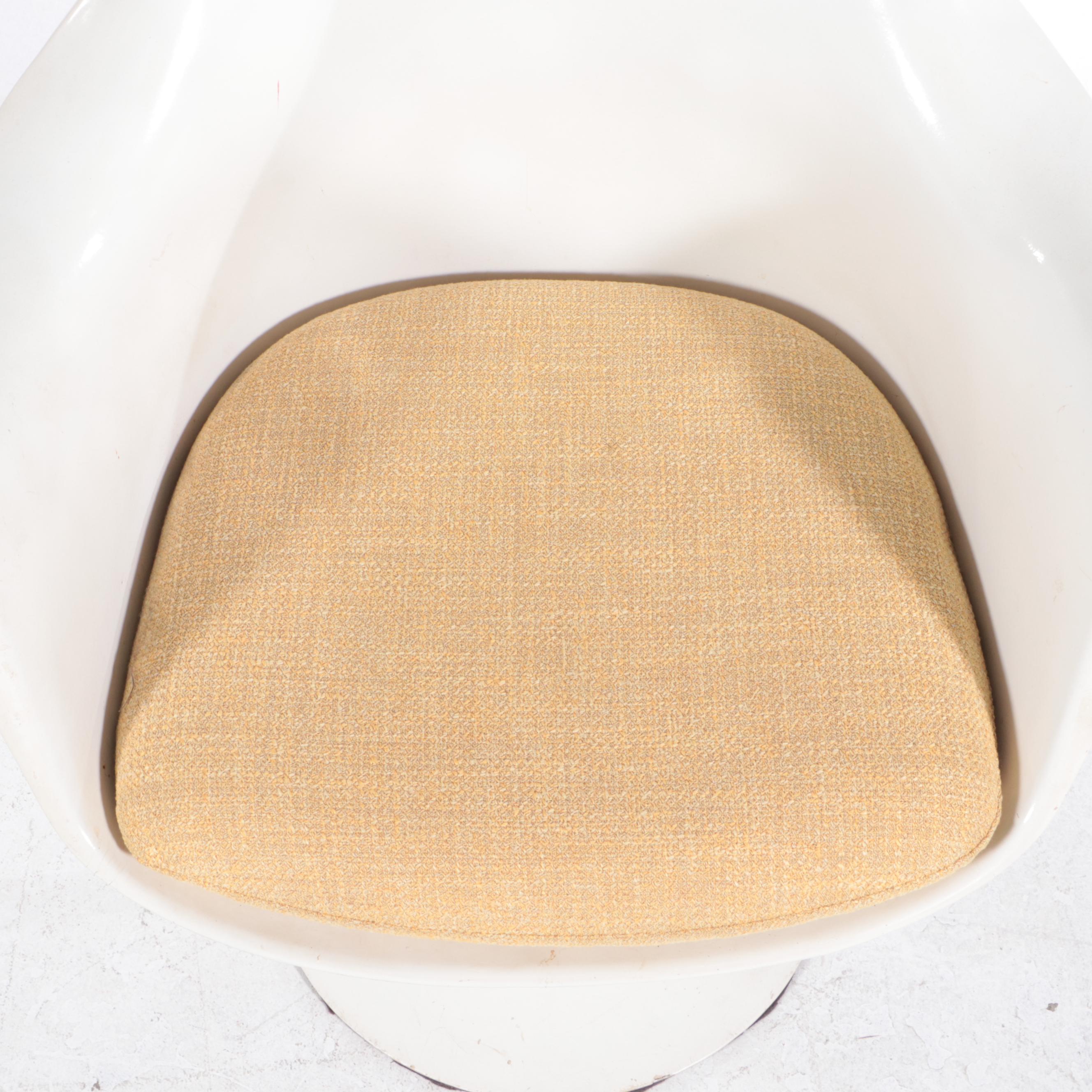 Eero Saarinen for Knoll Model 150 Tulip Swivel Armchair, circa 1960