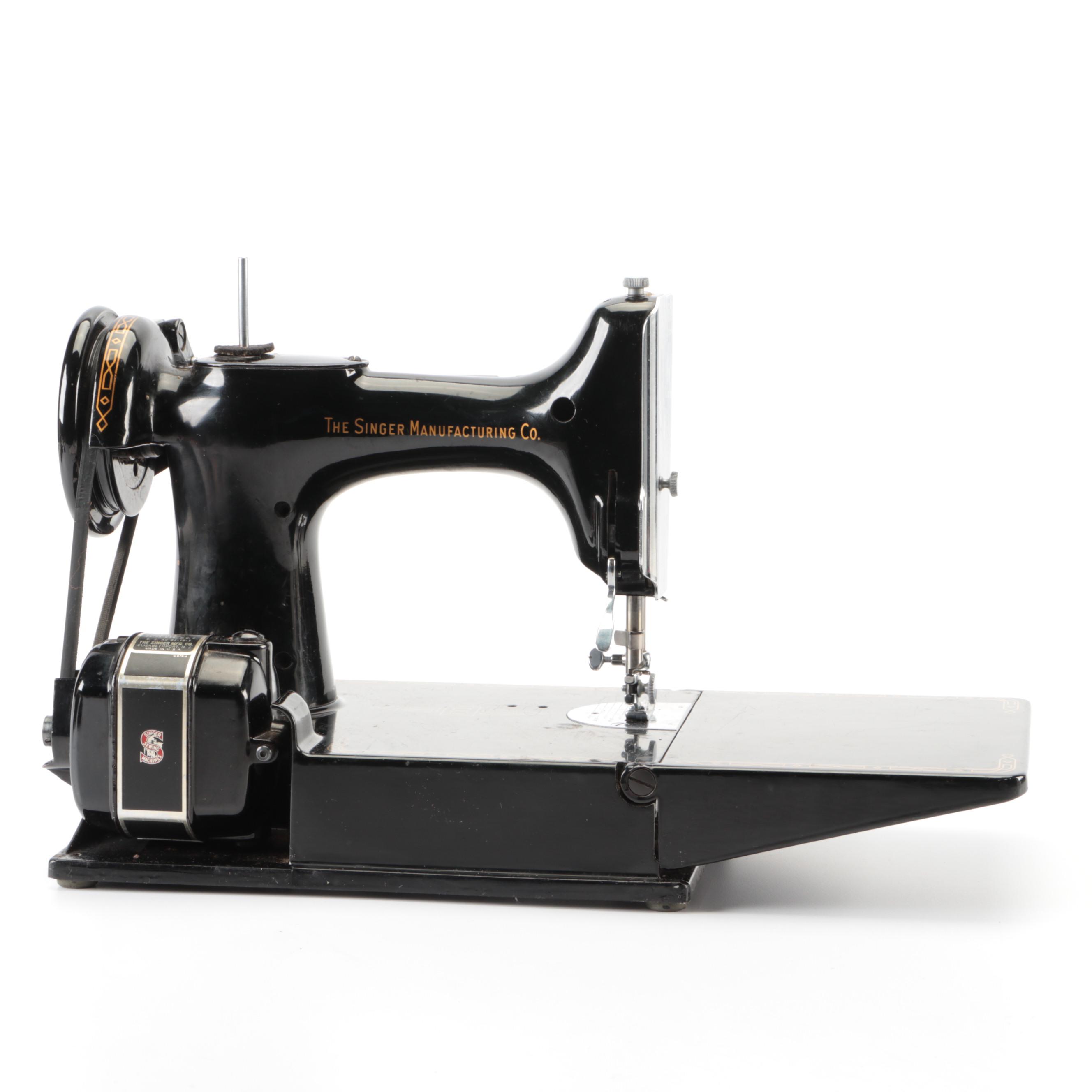 Singer Model 221 Featherweight Sewing Machine With Case and Foot Pedal