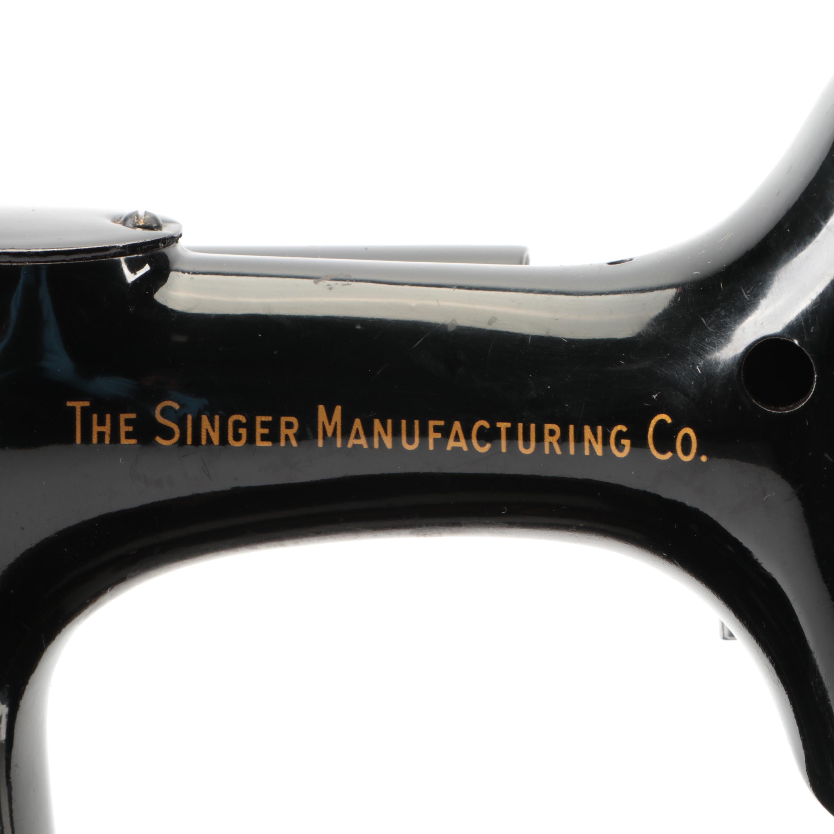 Singer Model 221 Featherweight Sewing Machine With Case and Foot Pedal