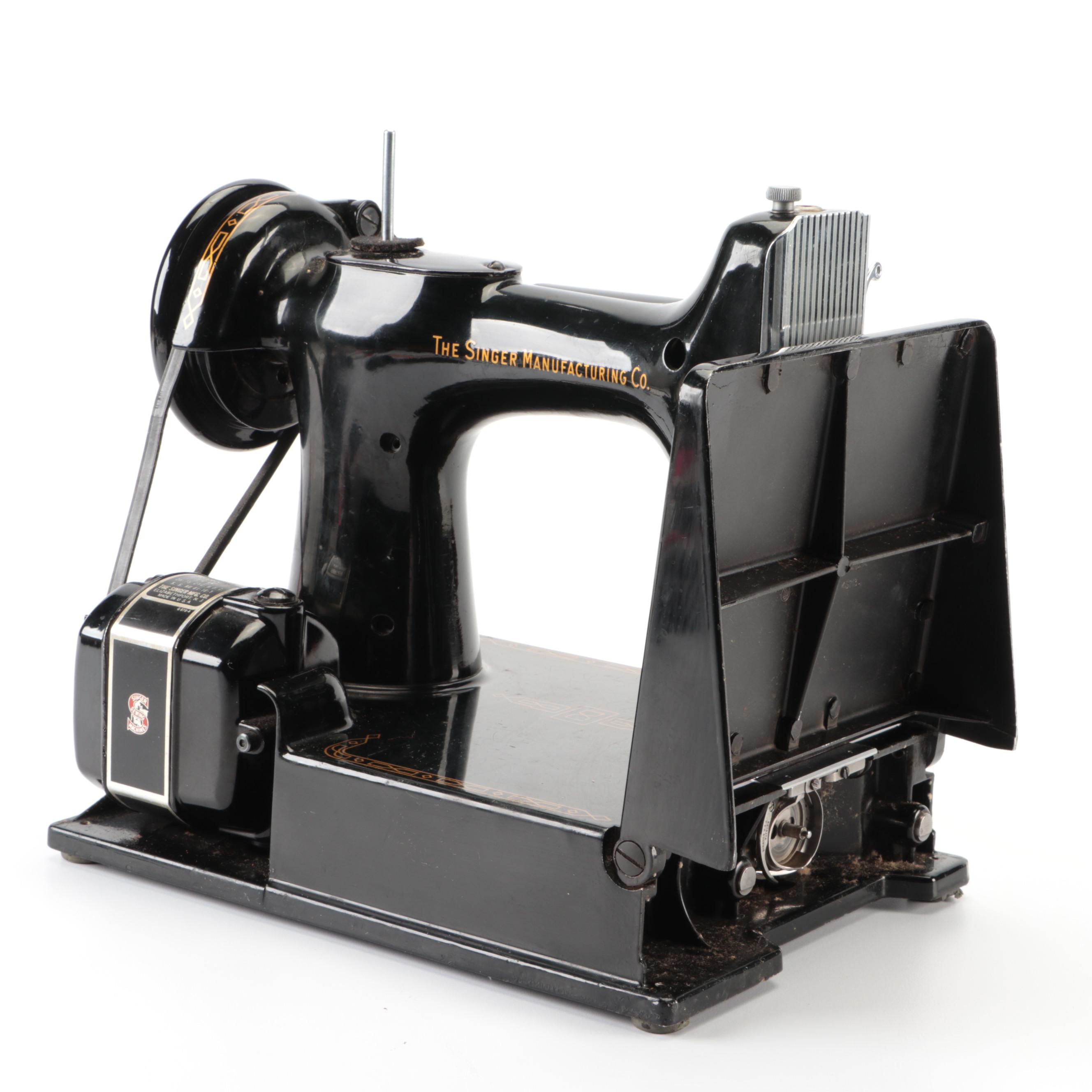 Singer Model 221 Featherweight Sewing Machine With Case and Foot Pedal