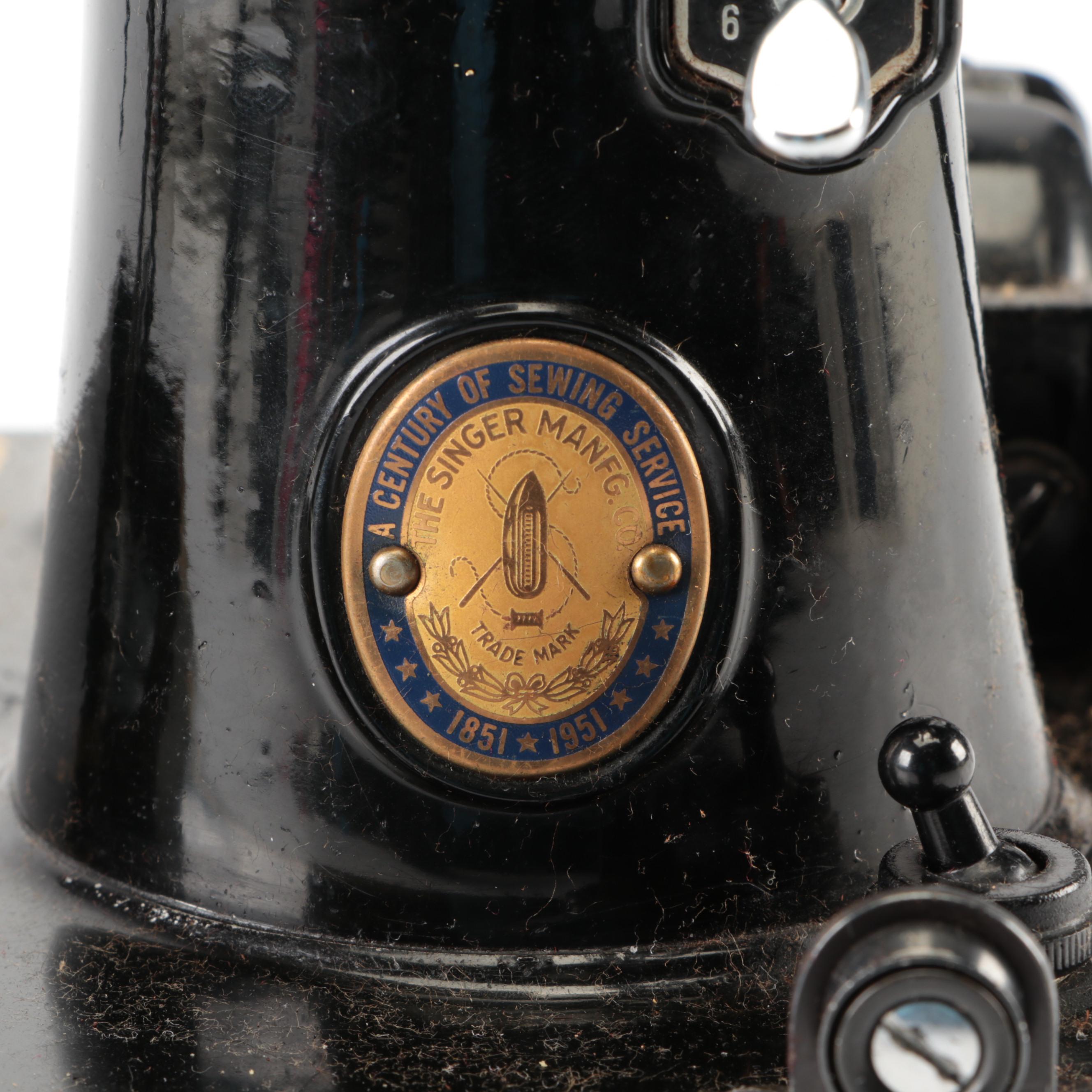 Singer Model 221-1 Featherweight Sewing Machine With Case and Foot Pedal