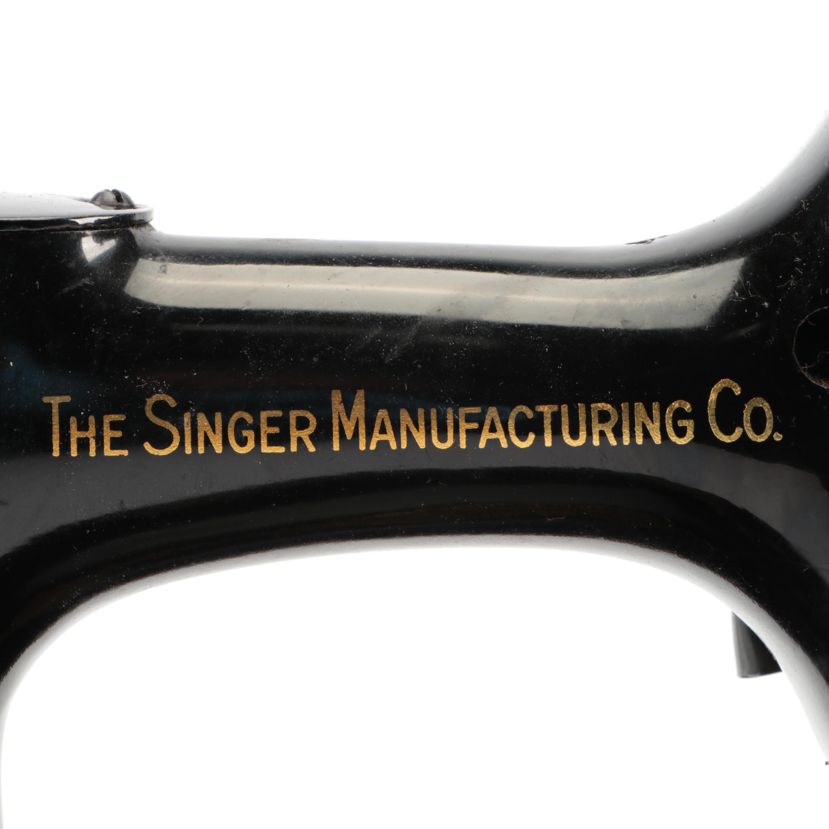 Singer Model 221-1 Featherweight Sewing Machine With Case and Foot Pedal