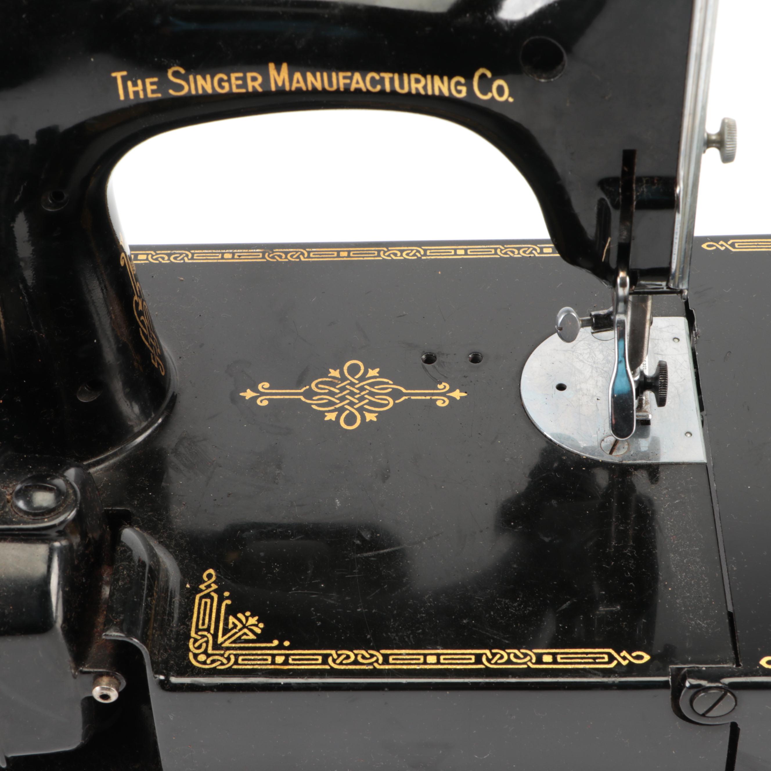 Singer Model 221-1 Featherweight Sewing Machine With Case and Foot Pedal