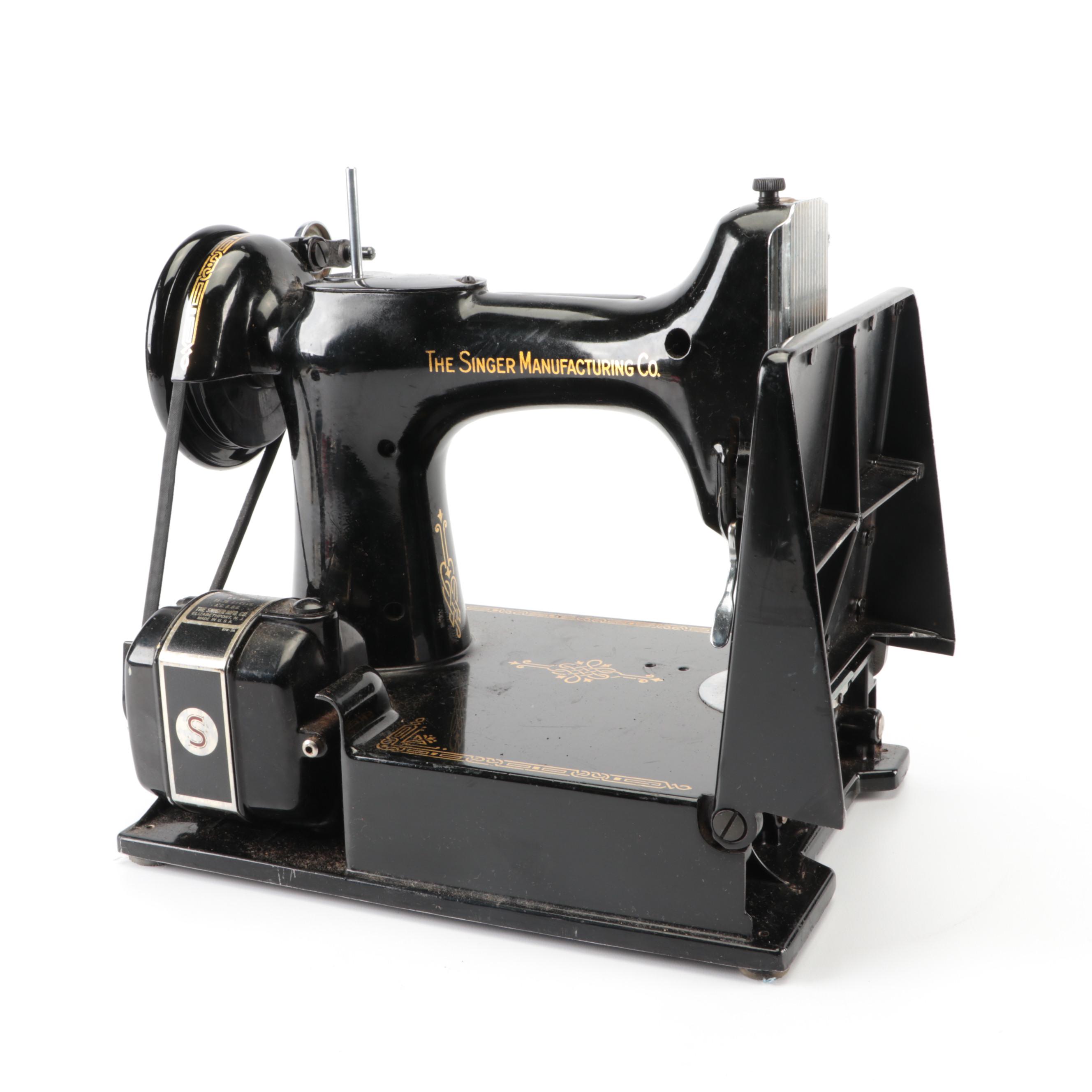 Singer Model 221-1 Featherweight Sewing Machine With Case and Foot Pedal