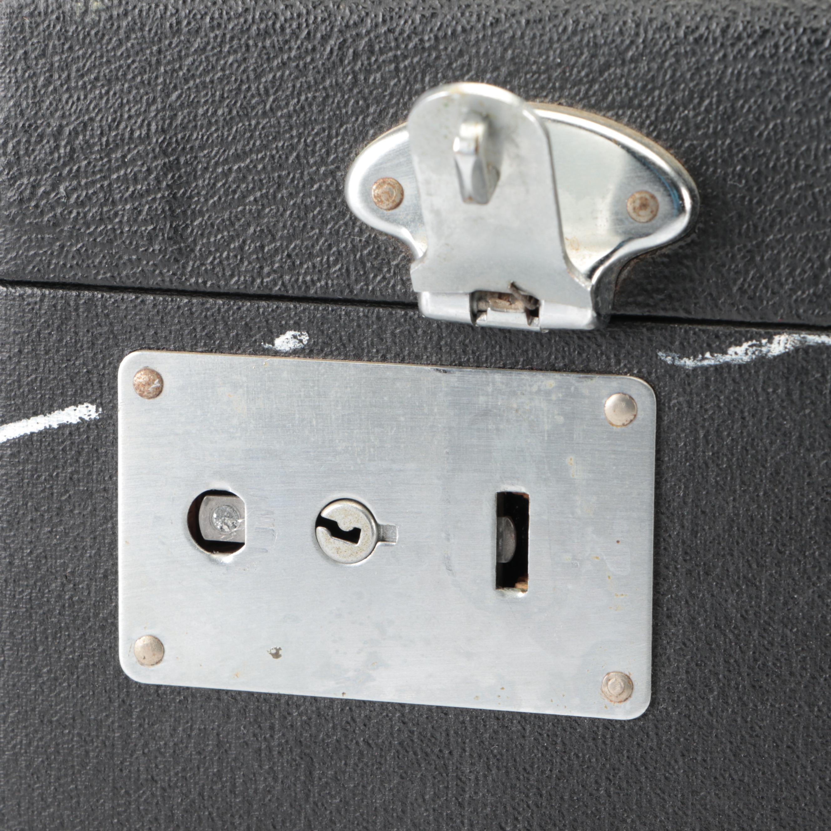 Singer Model 221-1 Featherweight Sewing Machine With Case and Foot Pedal