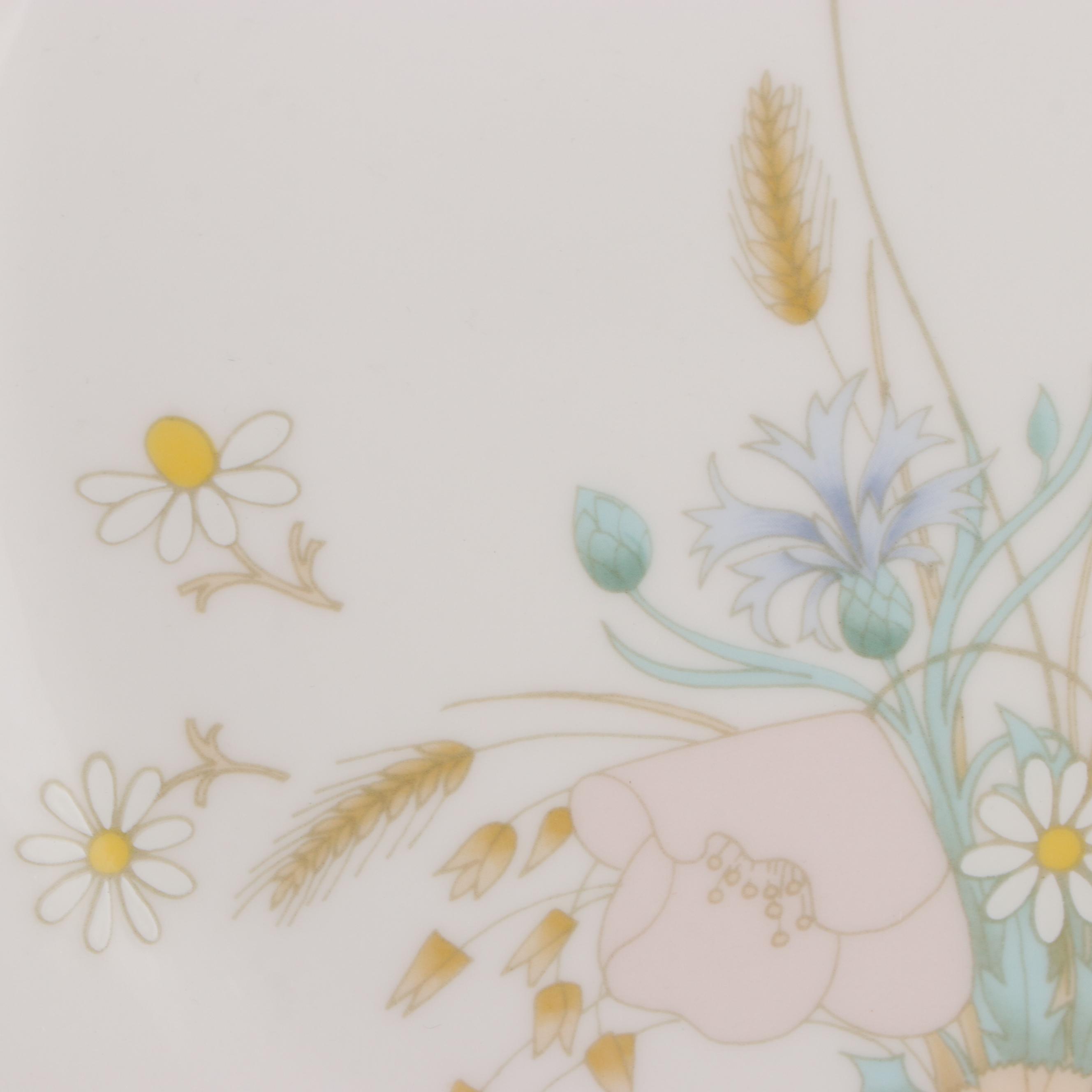 Royal Doulton "Flirtation" Bone China Dinnerware, Late 20th Century