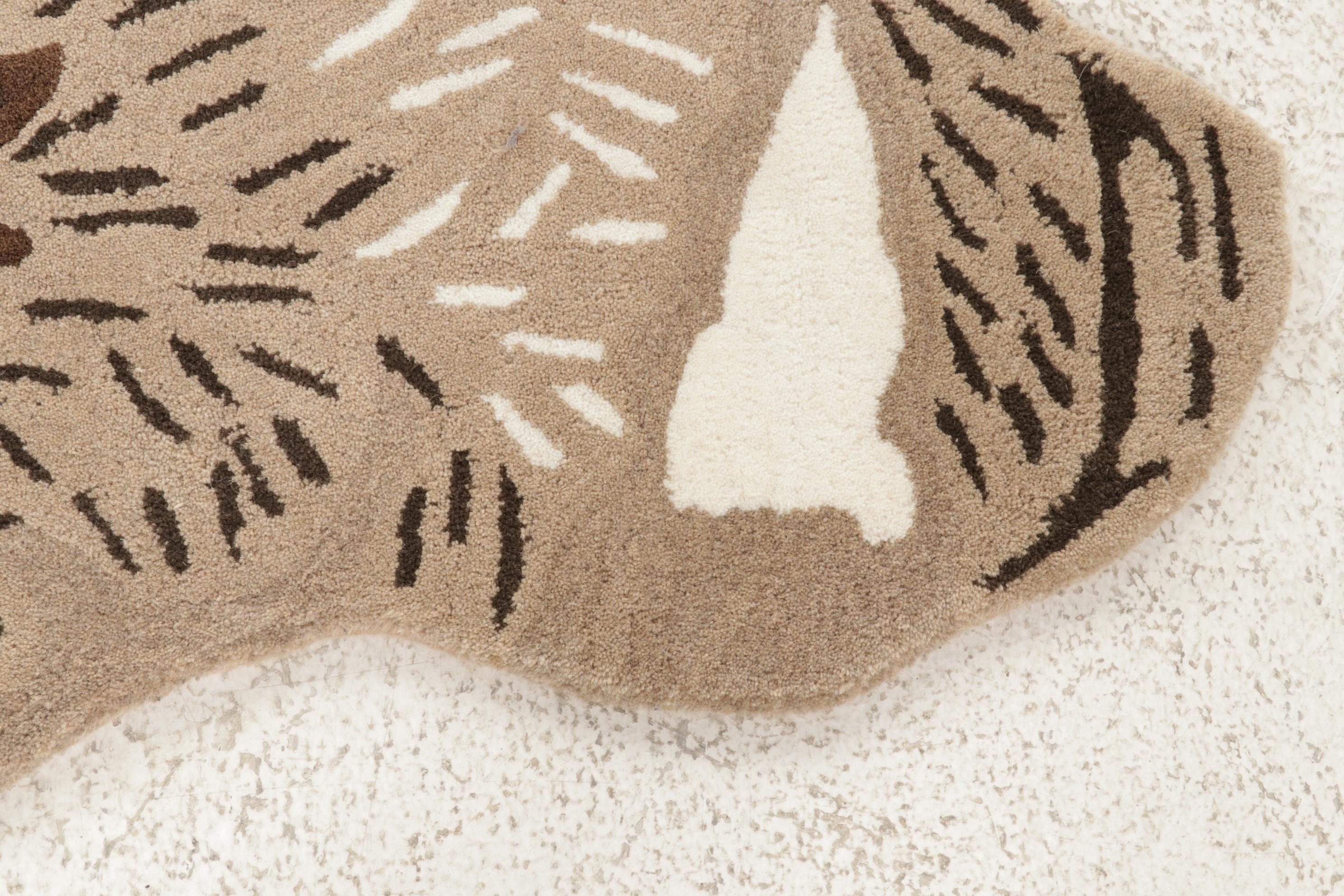 2' x 3' Hand-Tufted Bunny Rabbit Shaped Accent Rug