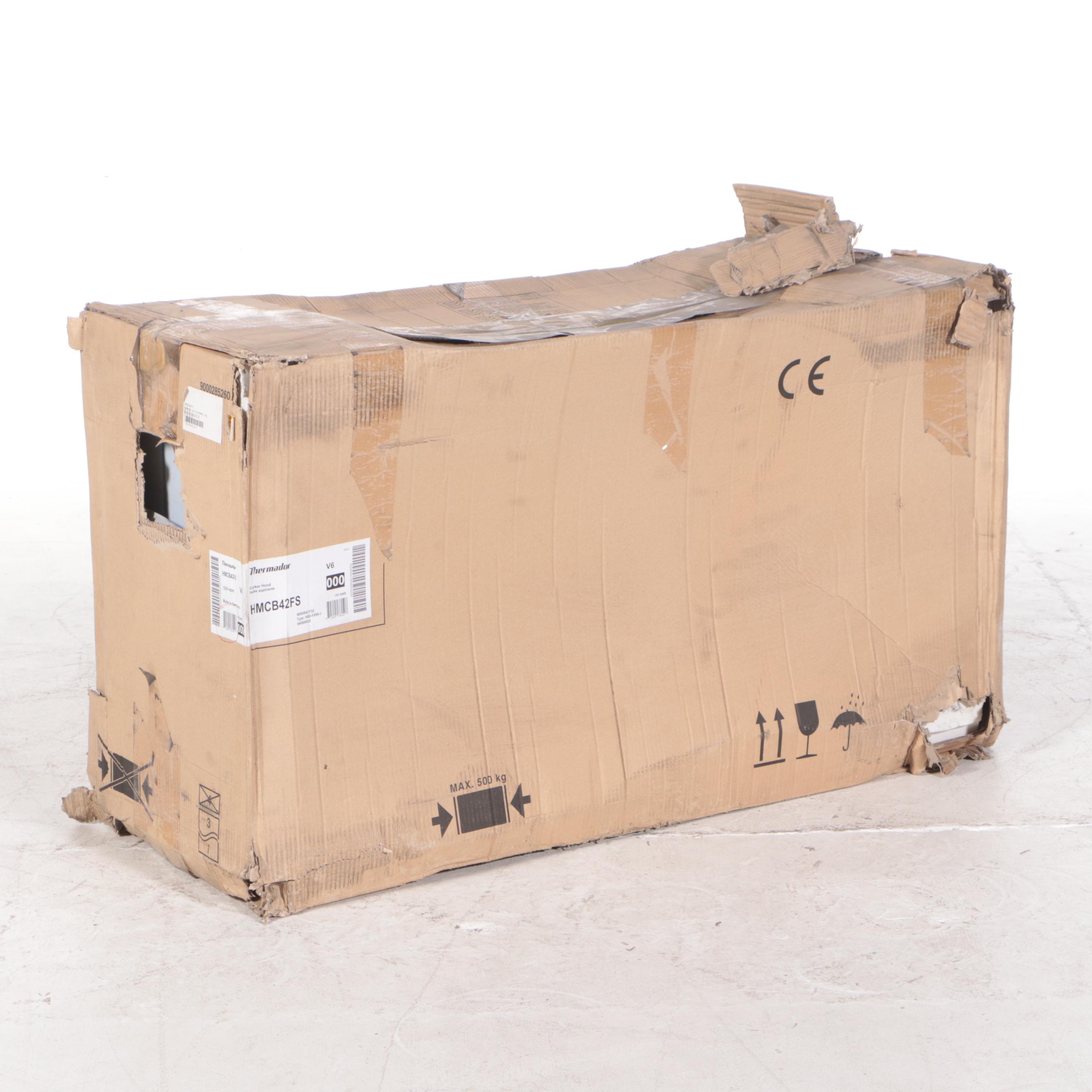 Thermador Wall Mount Chimney Range Hood with 600 CFM Internal Blower