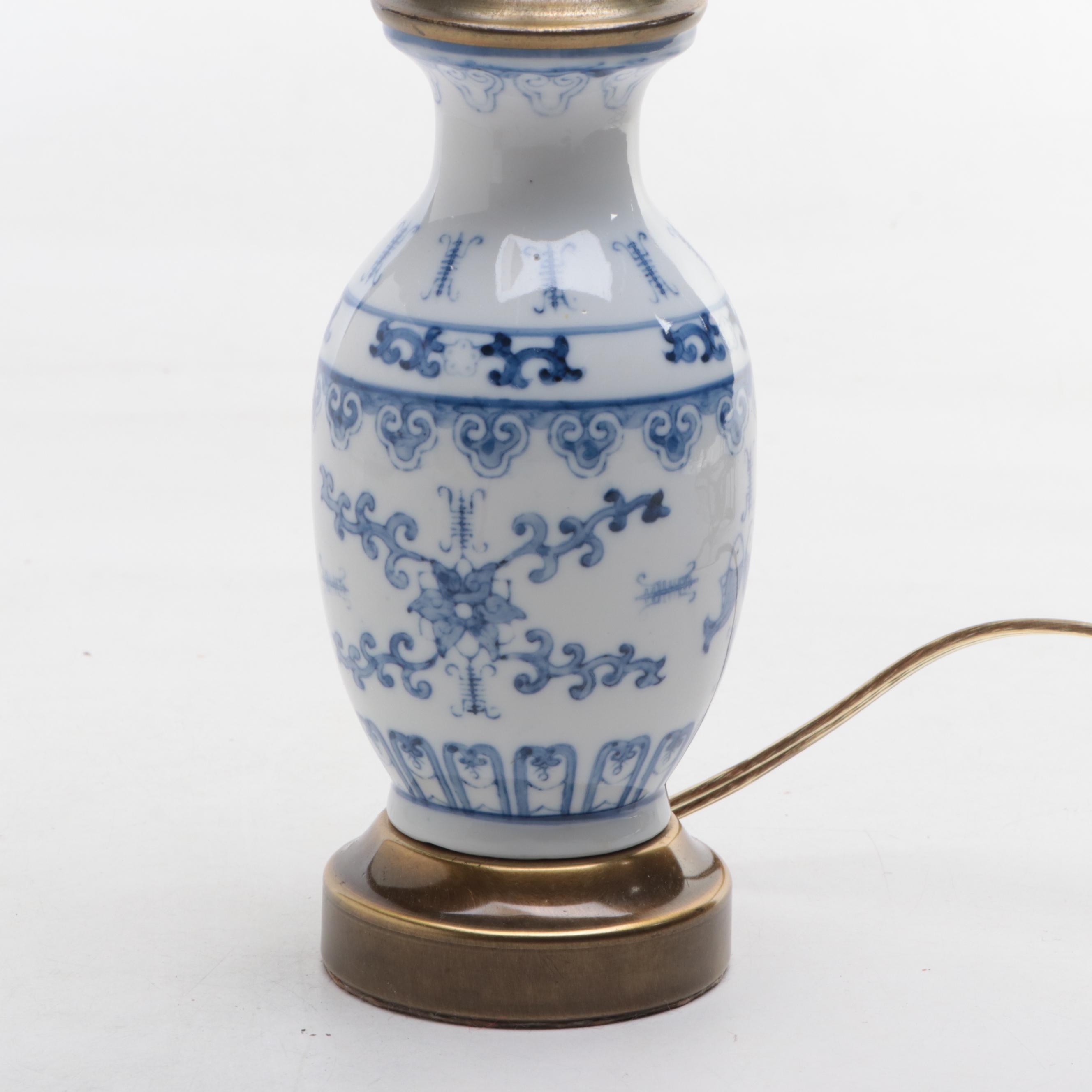 Chinese Blue and White Porcelain Vase Table Lamp, Late 20th Century
