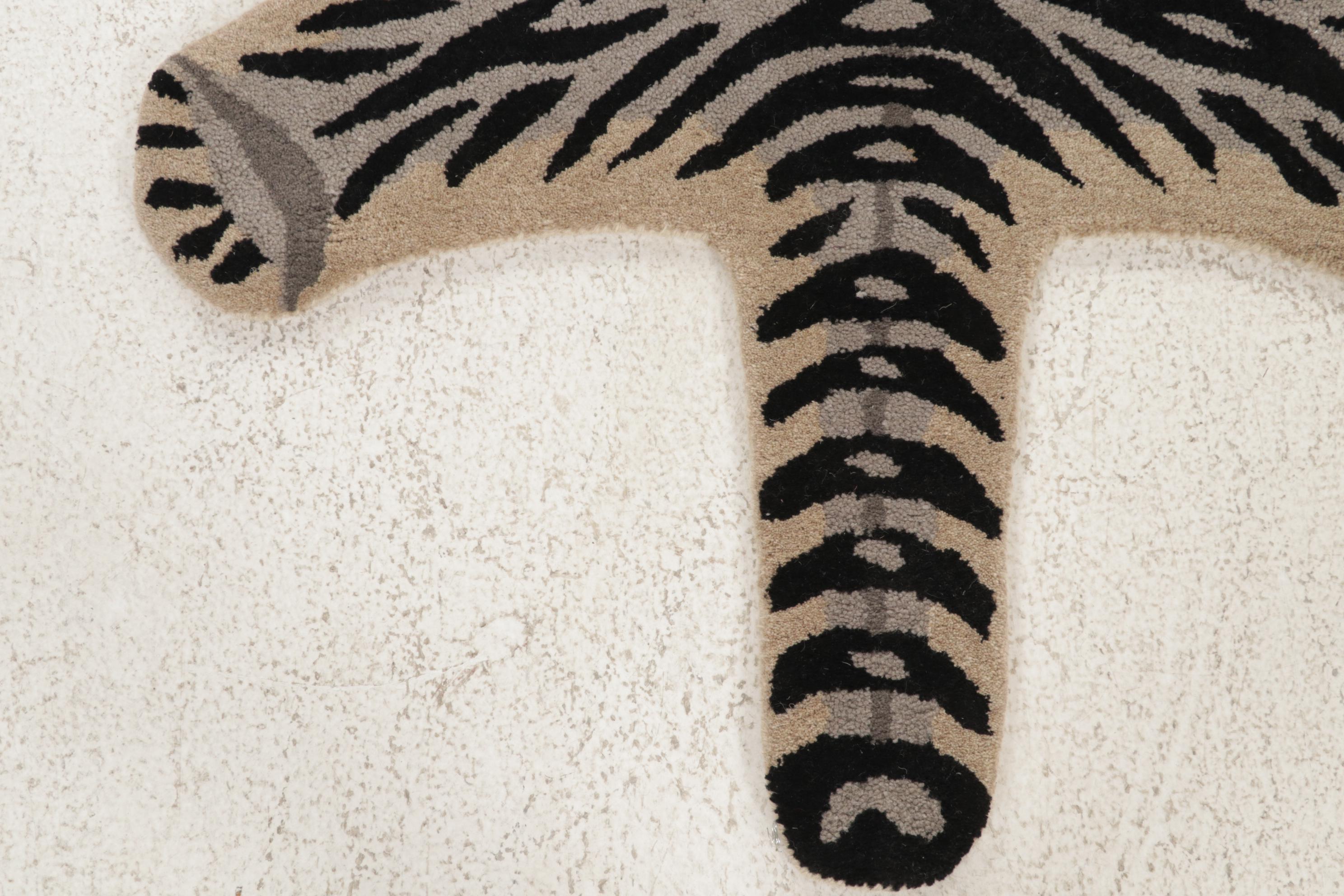 3' x 5' Hand-Tufted Tiger Shaped Pictorial Accent Rug