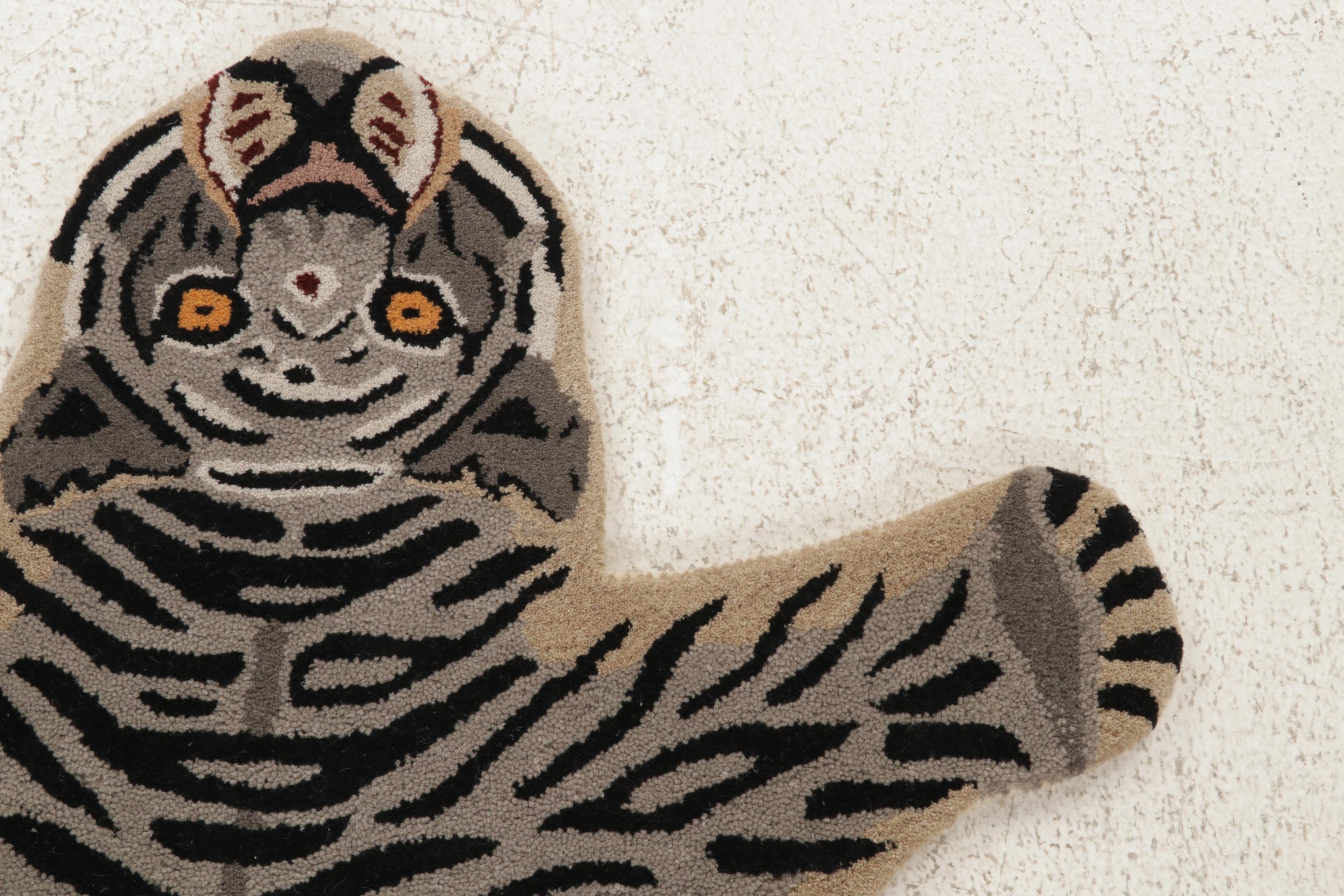 3' x 5' Hand-Tufted Tiger Shaped Pictorial Accent Rug