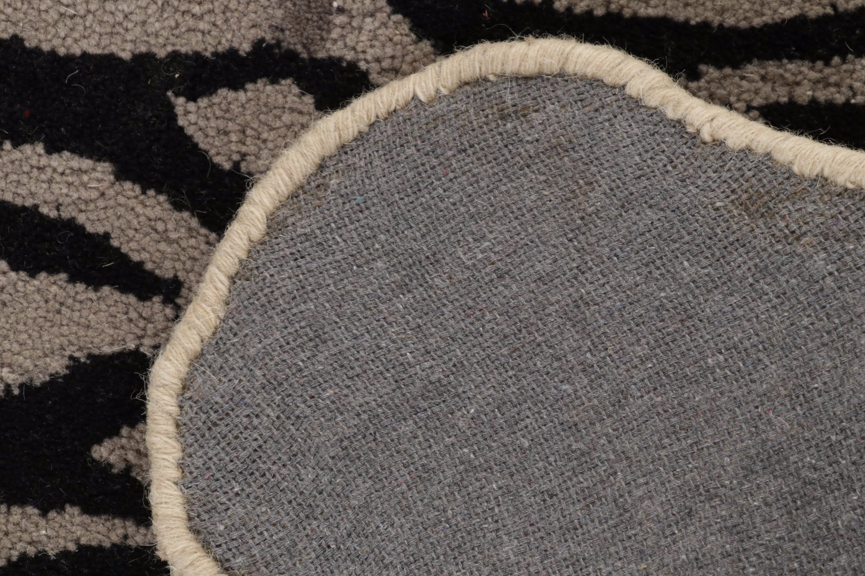 3' x 5' Hand-Tufted Tiger Shaped Pictorial Accent Rug