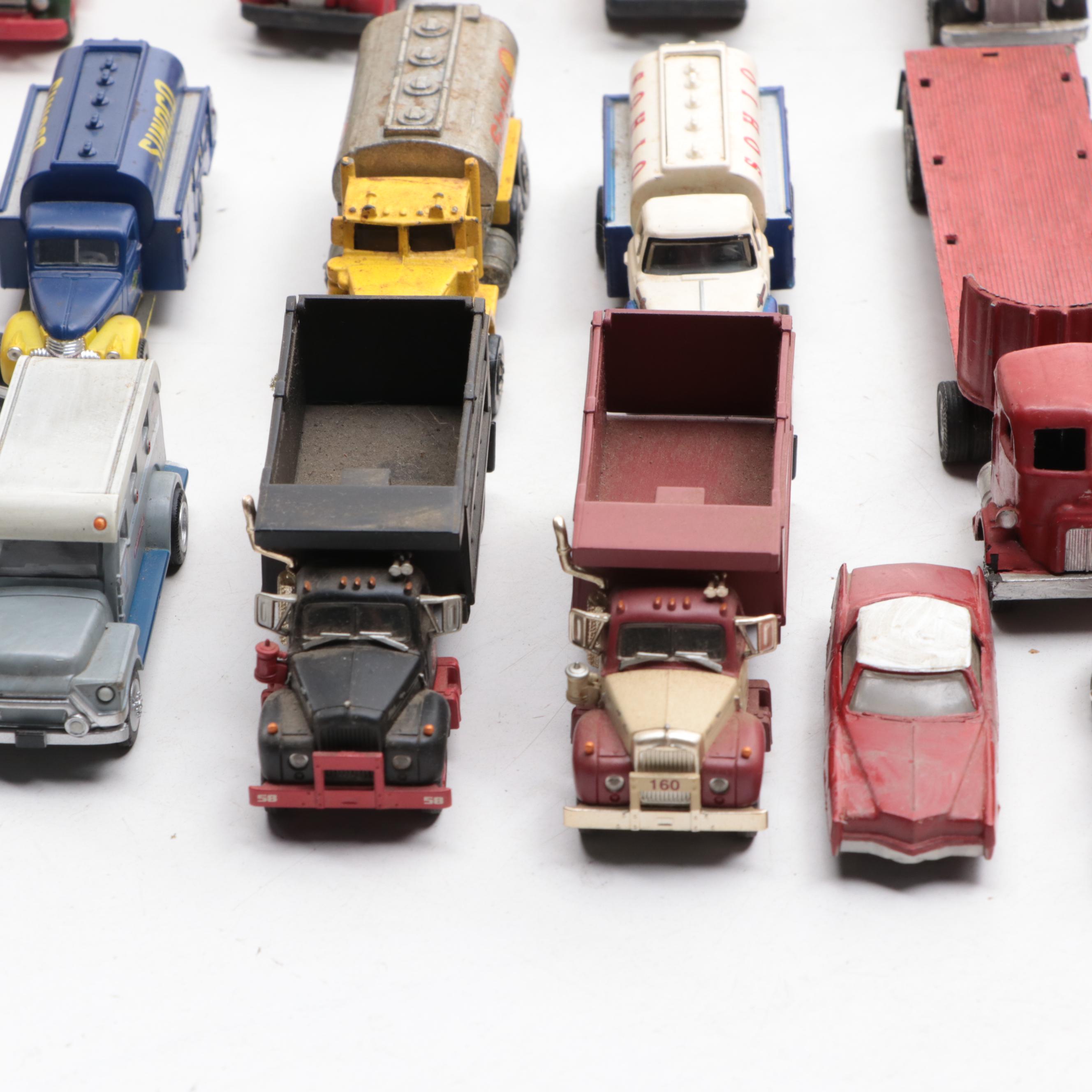 HO Scale Trailers with Diecast Vesicle Collection Featuring Hot Wheels