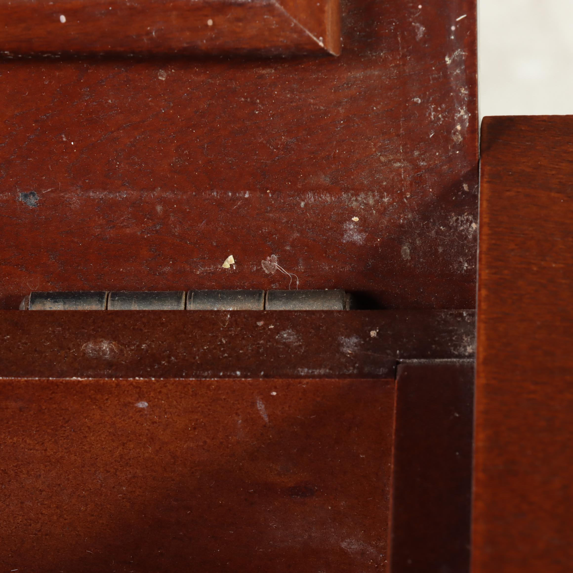The Bombay Company Queen Anne Style Mahogany-Stained Enclosed Dressing Table