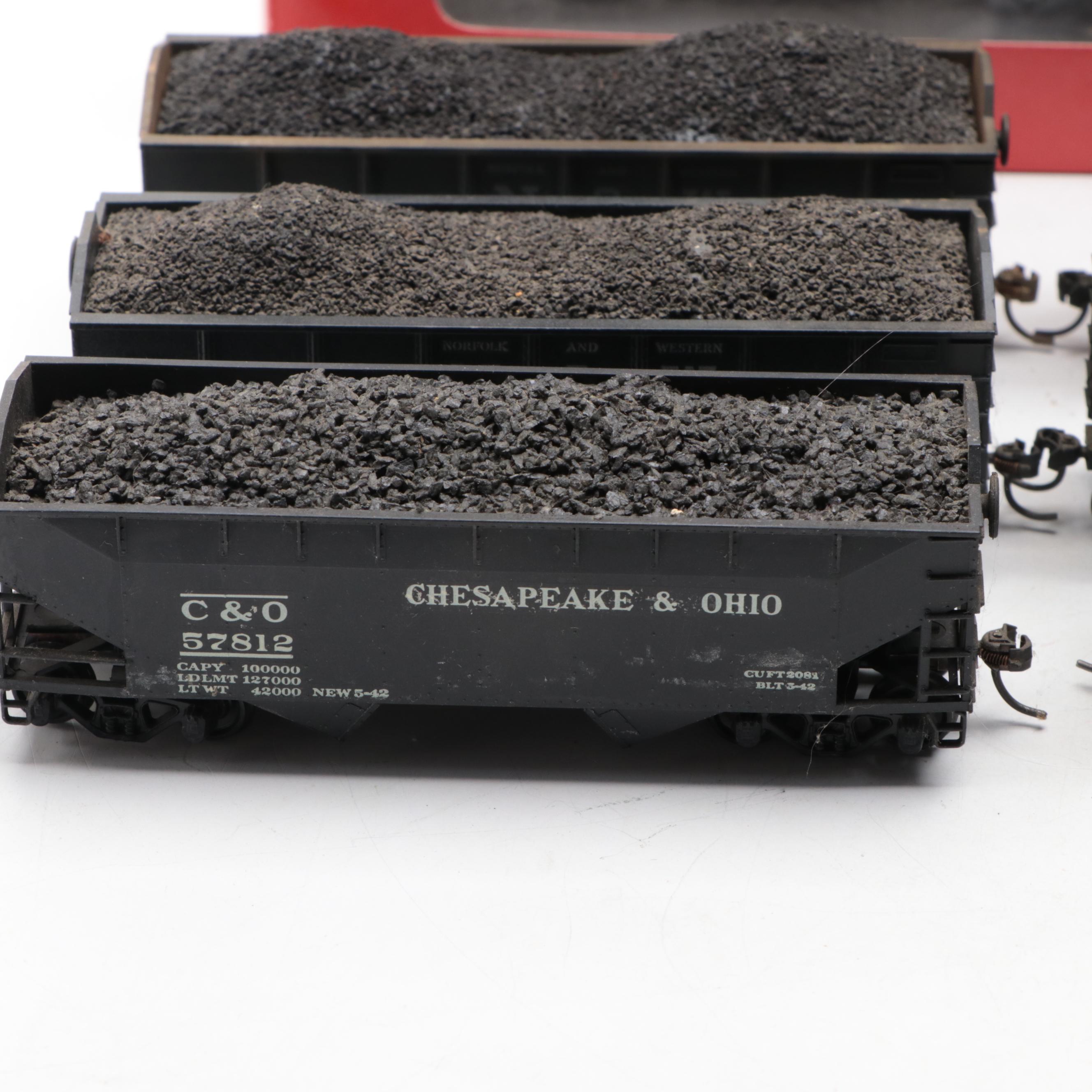 Bachmann HO Scale Western Maryland Locomotive with Assorted Train Collection