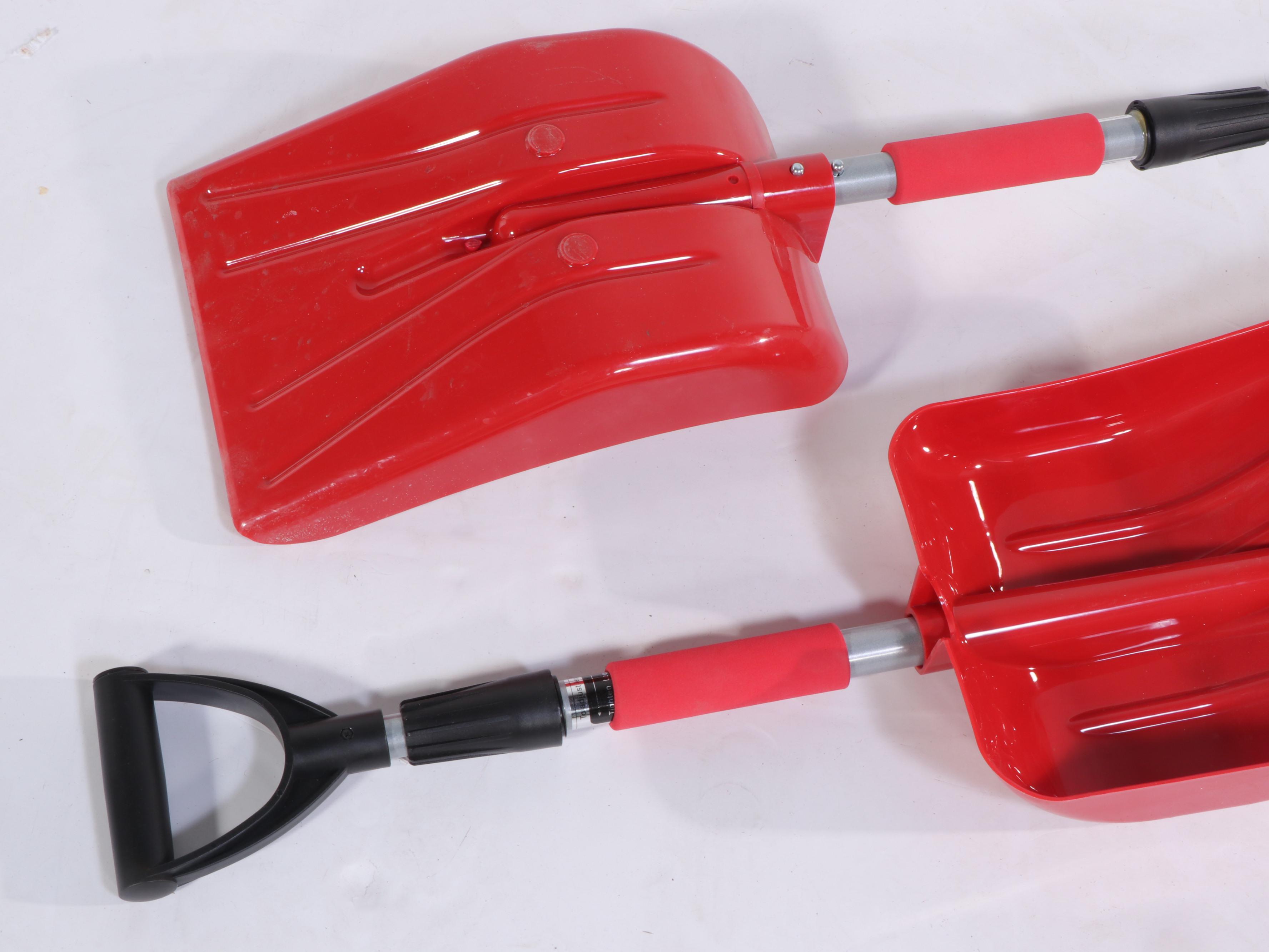 Rubbermaid "Roughneck" 30 Gallon Garbage Can Plus Two Hoppy Adjustable Shovels