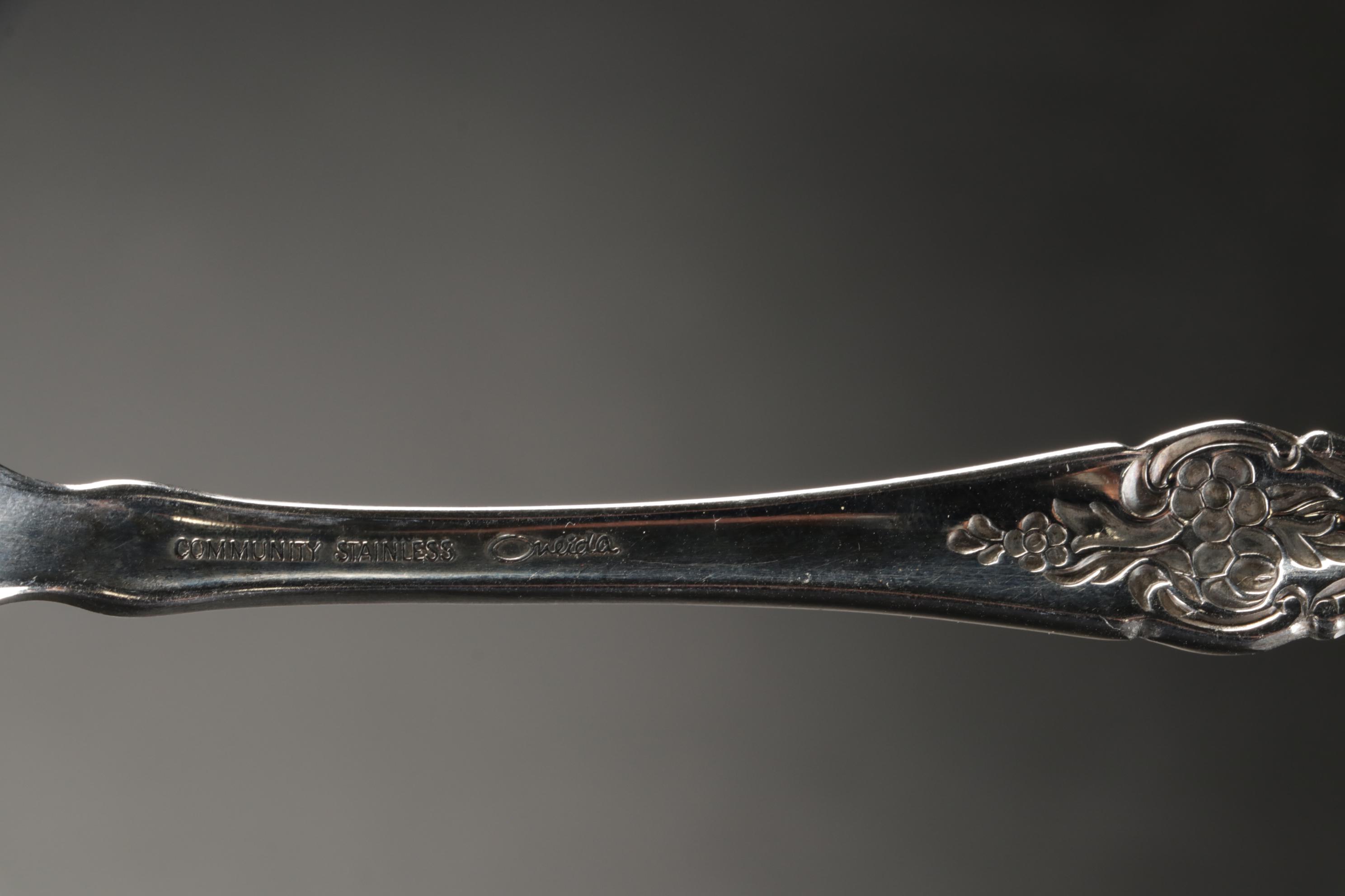 Oneida "Louisiana" Silver Plate Flatware in Storage Chest