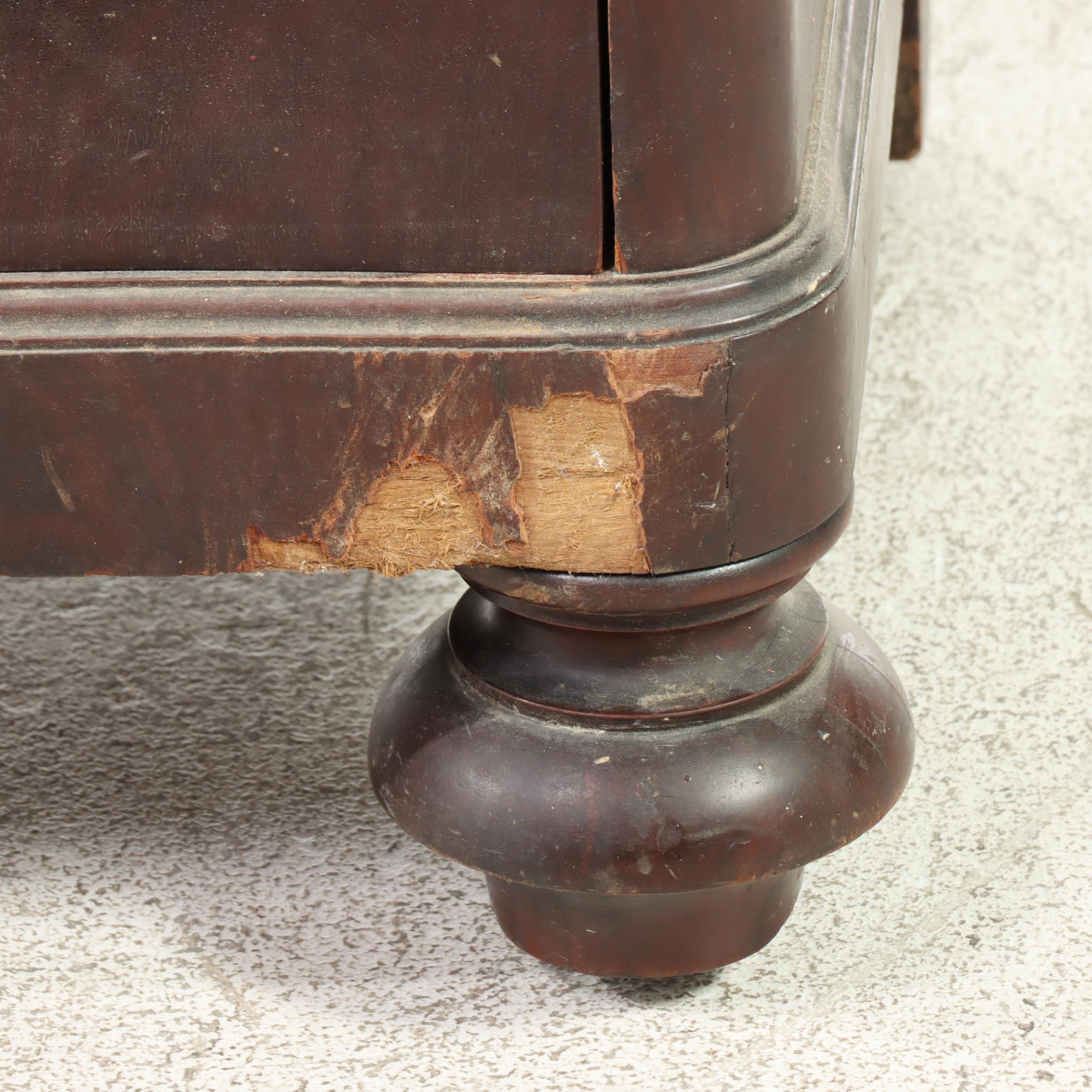 Victorian Mahogany-Veneered Bowfront Chest of Drawers, 19th Century