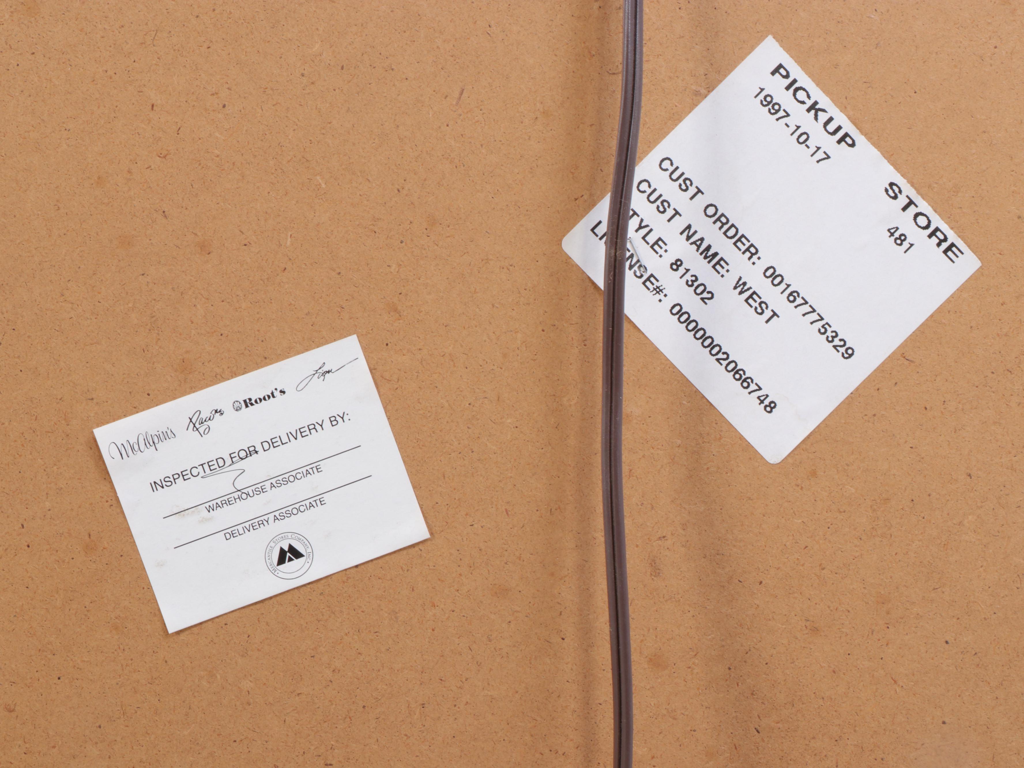 Pulaski Federal Style Display Cabinet in Mahogany Finish, Late 20th Century