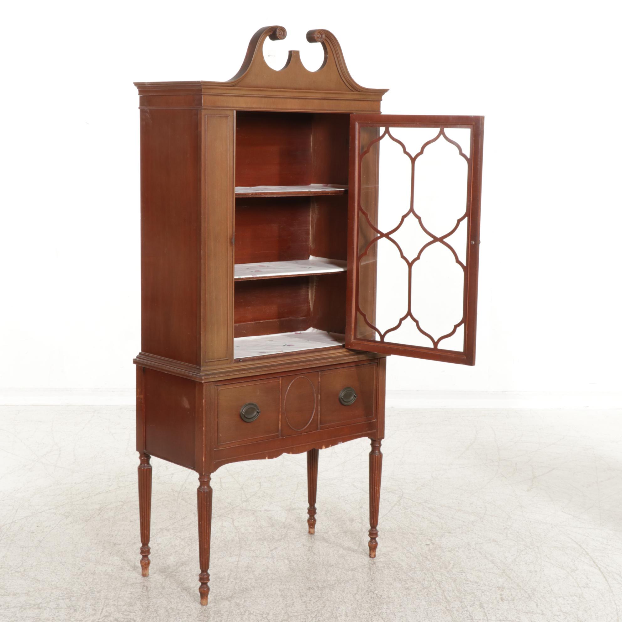 Thomasville Federal Style Mahogany Finish China Cabinet, Mid-20th Century