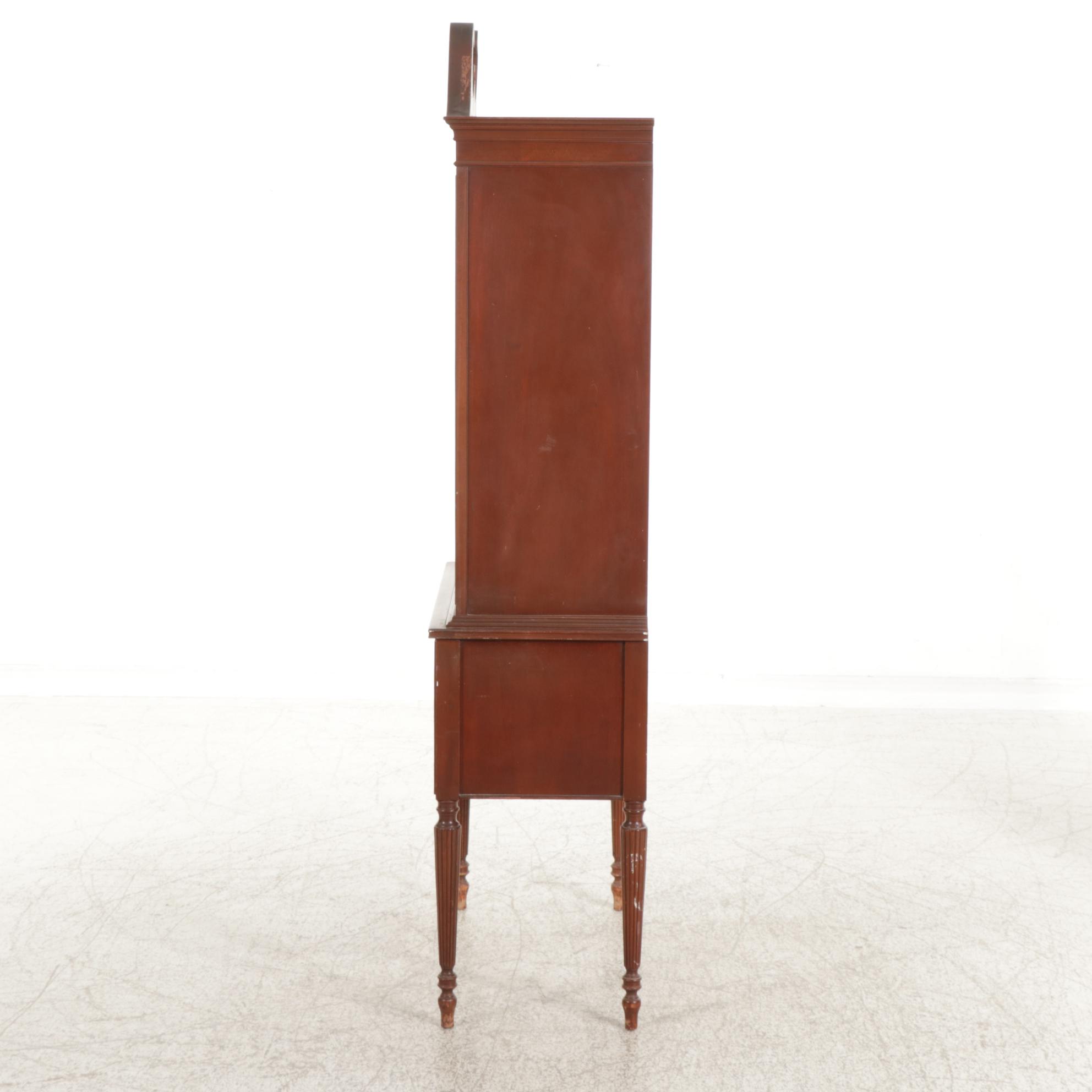 Thomasville Federal Style Mahogany Finish China Cabinet, Mid-20th Century