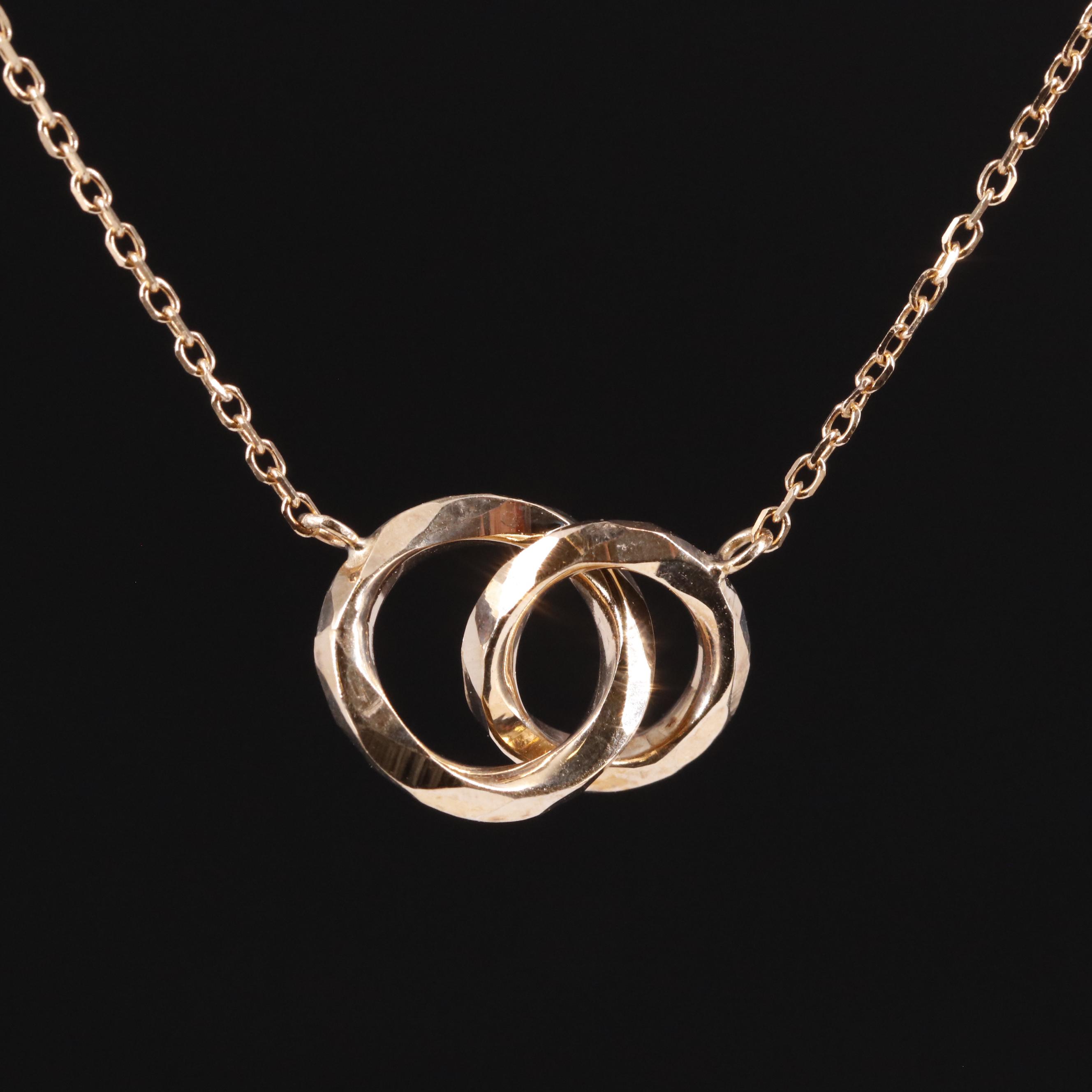 10K Interlocking Circle Pendant Necklace