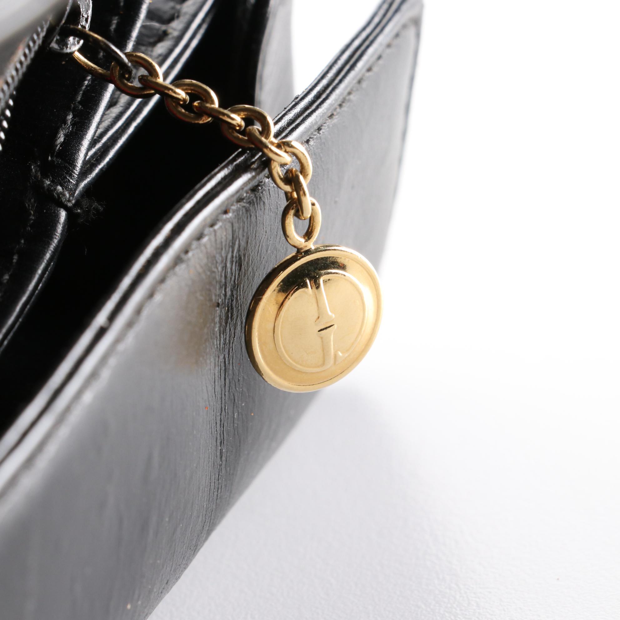 Gucci Shoulder Bag in Black Leather with Square G Clasp