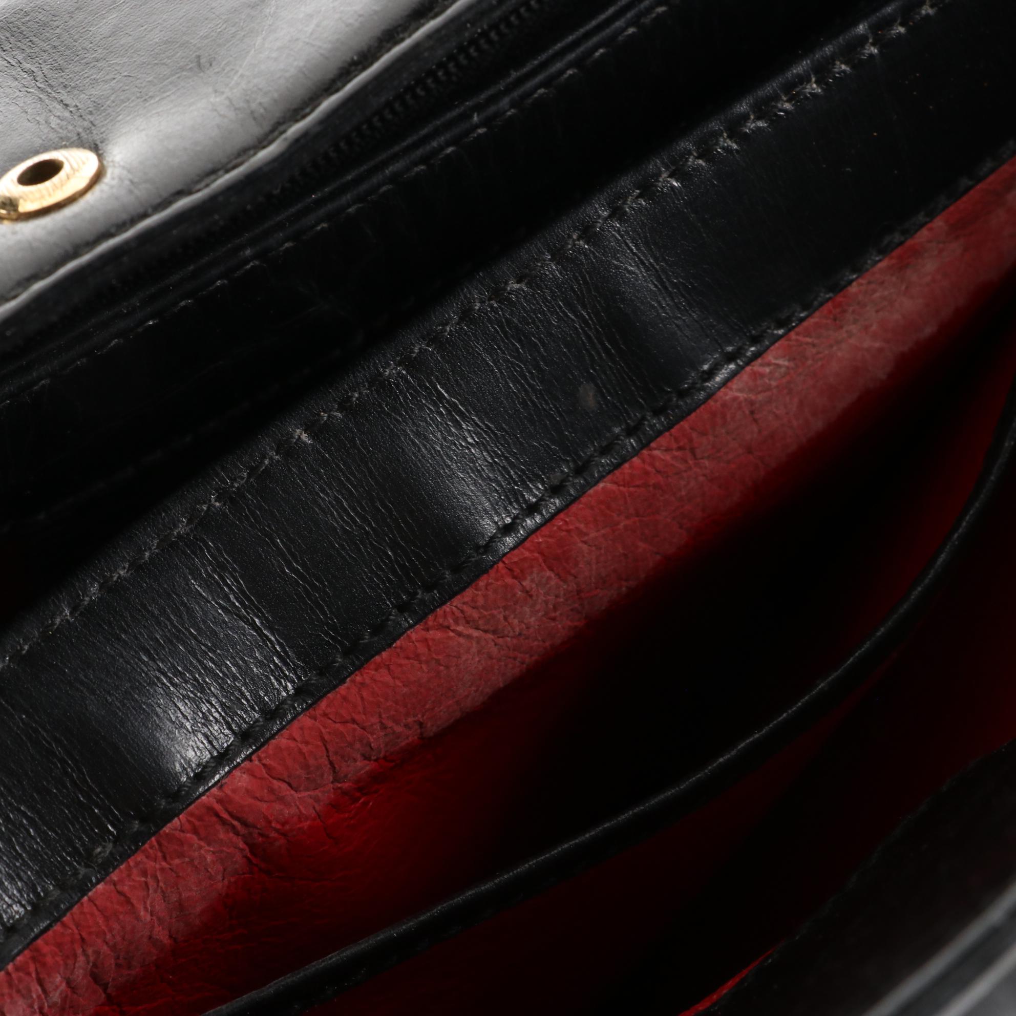 Gucci Shoulder Bag in Black Leather with Square G Clasp