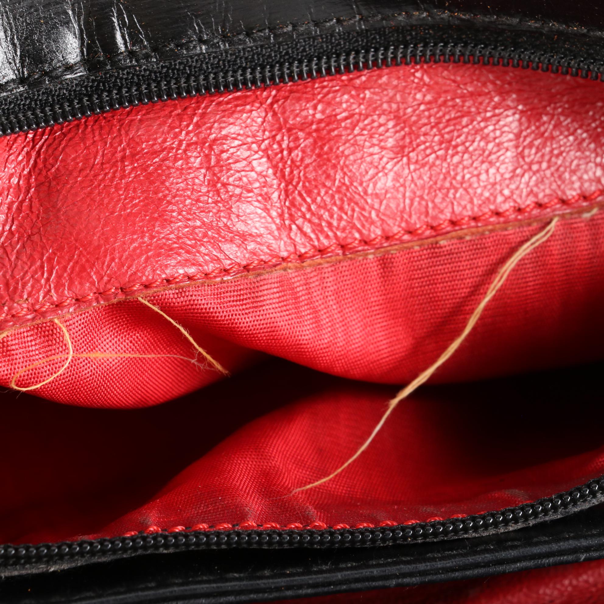 Gucci Shoulder Bag in Black Leather with Square G Clasp