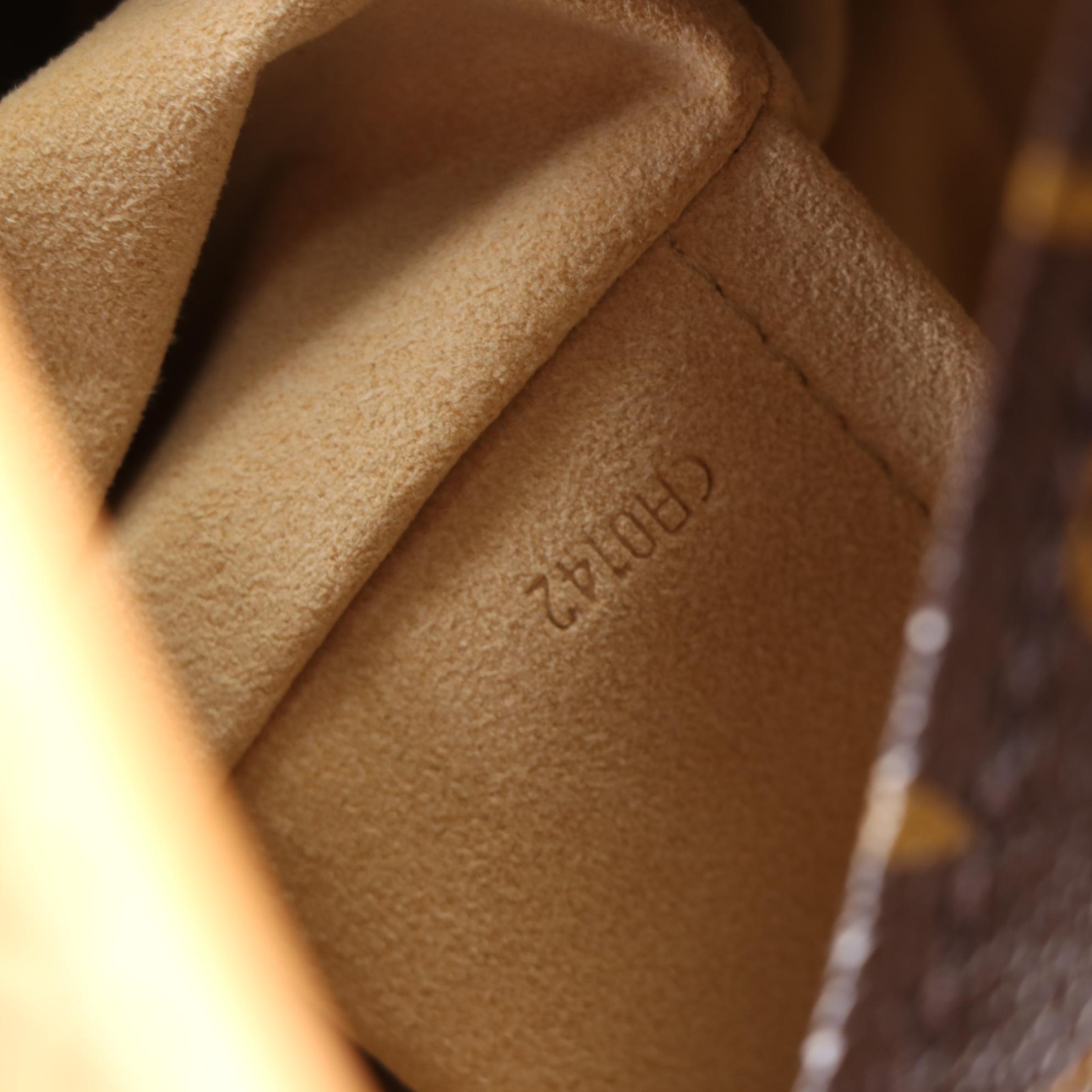 Louis Vuitton Artsy MM Tote Bag in Monogram Canvas