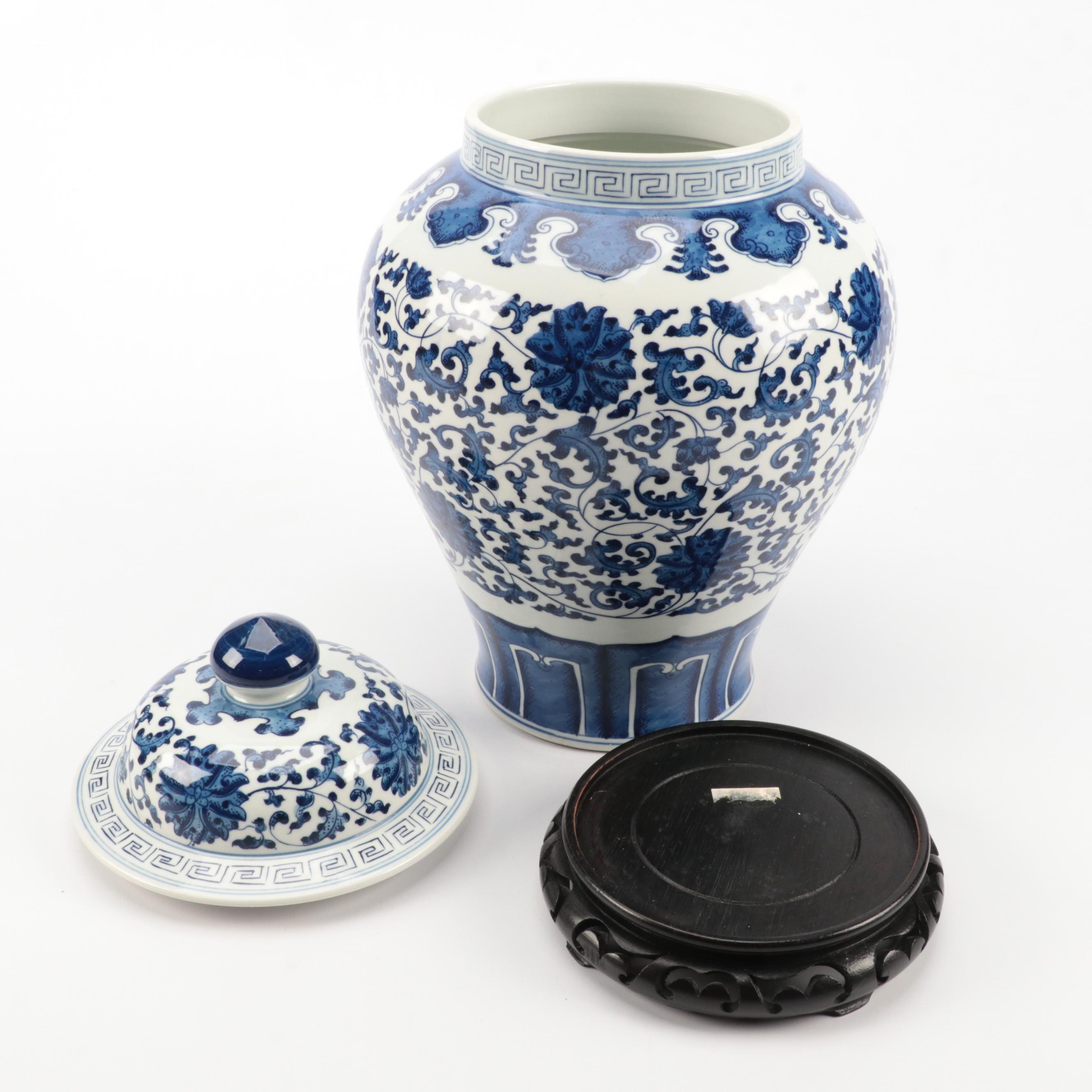 Chinese Blue and White Porcelain Ginger Jar with Stand