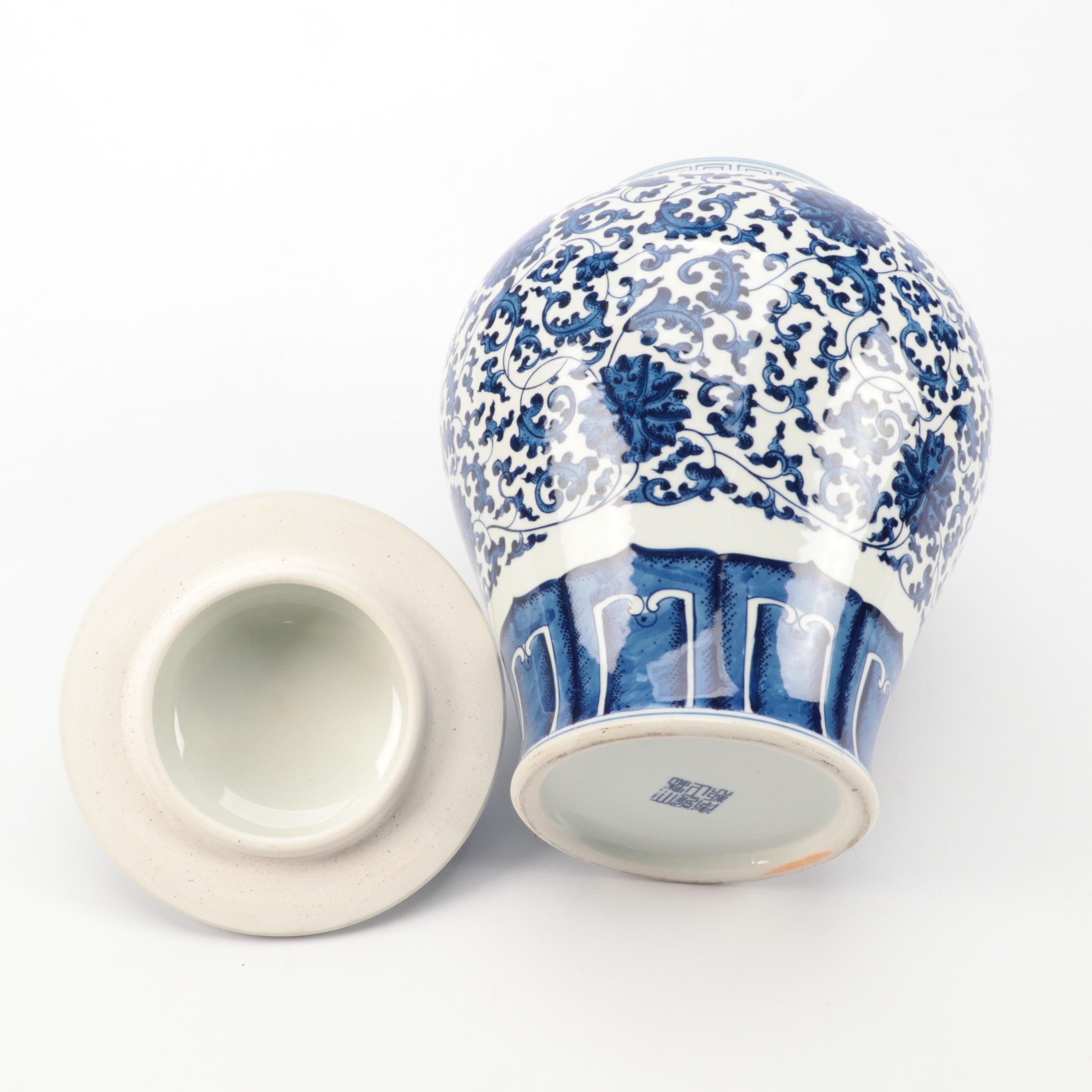 Chinese Blue and White Porcelain Ginger Jar with Stand