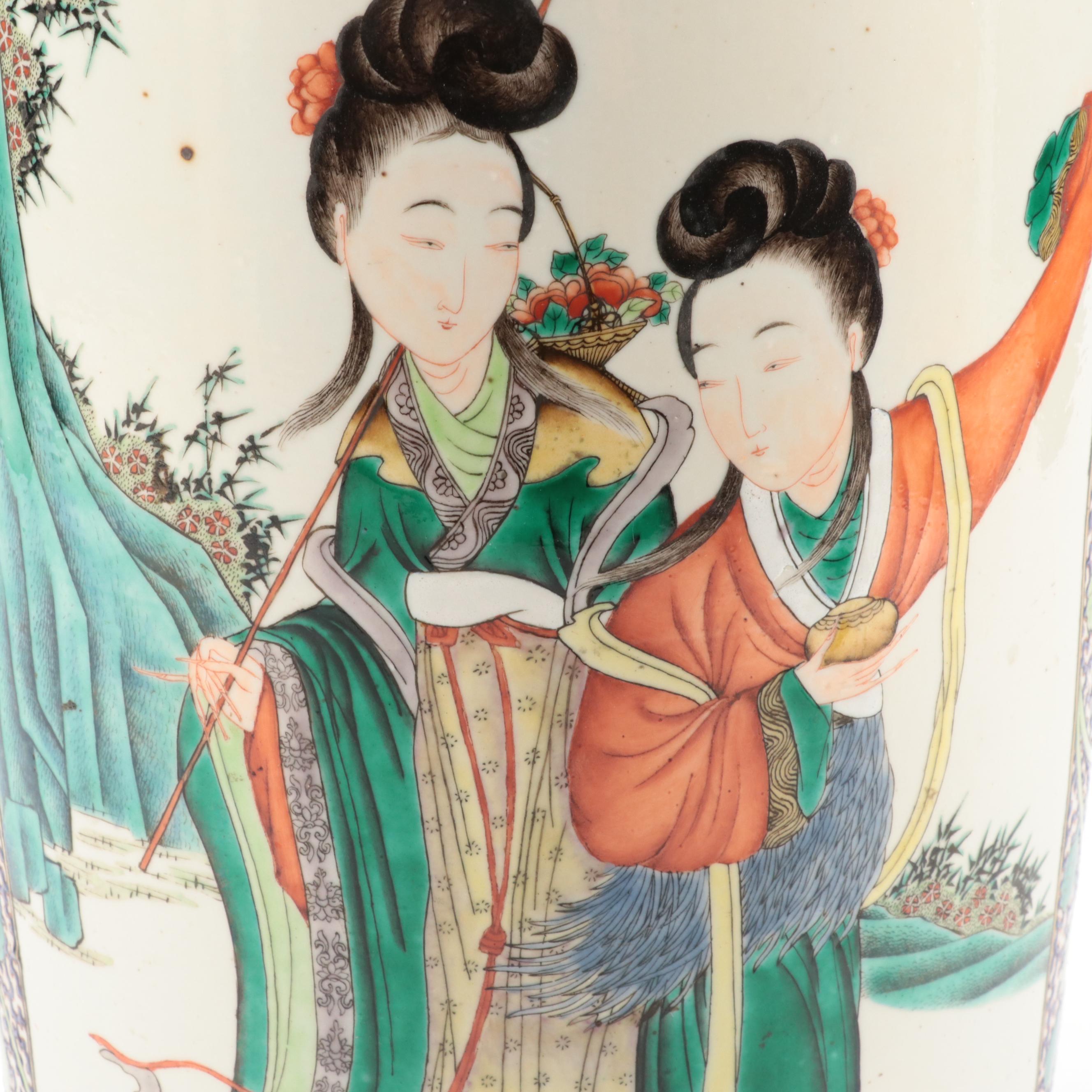 Chinese Porcelain Wucai Glaze Vase