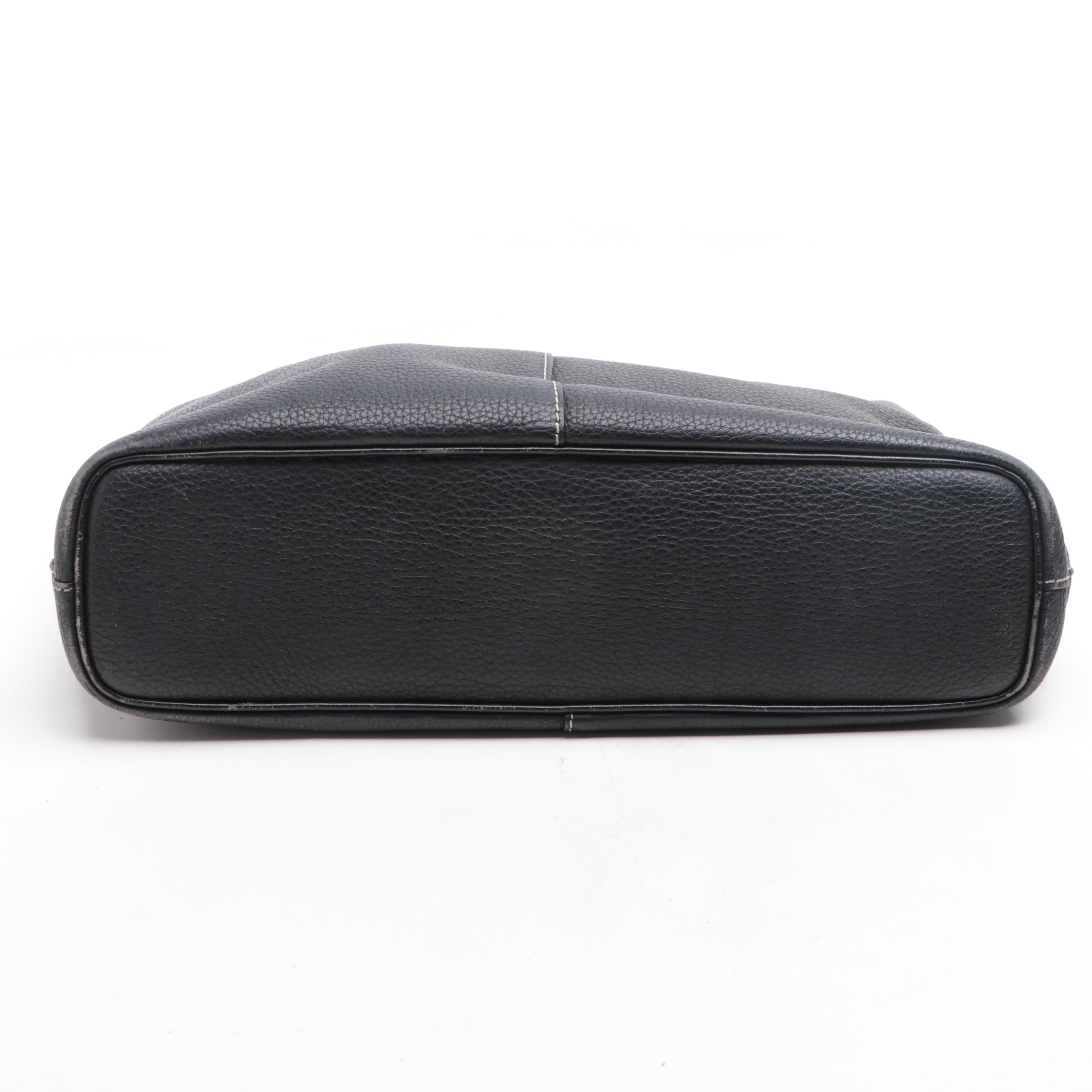 Burberrys Handbag in Black Pebble Grain Leather with Contrast Stitching