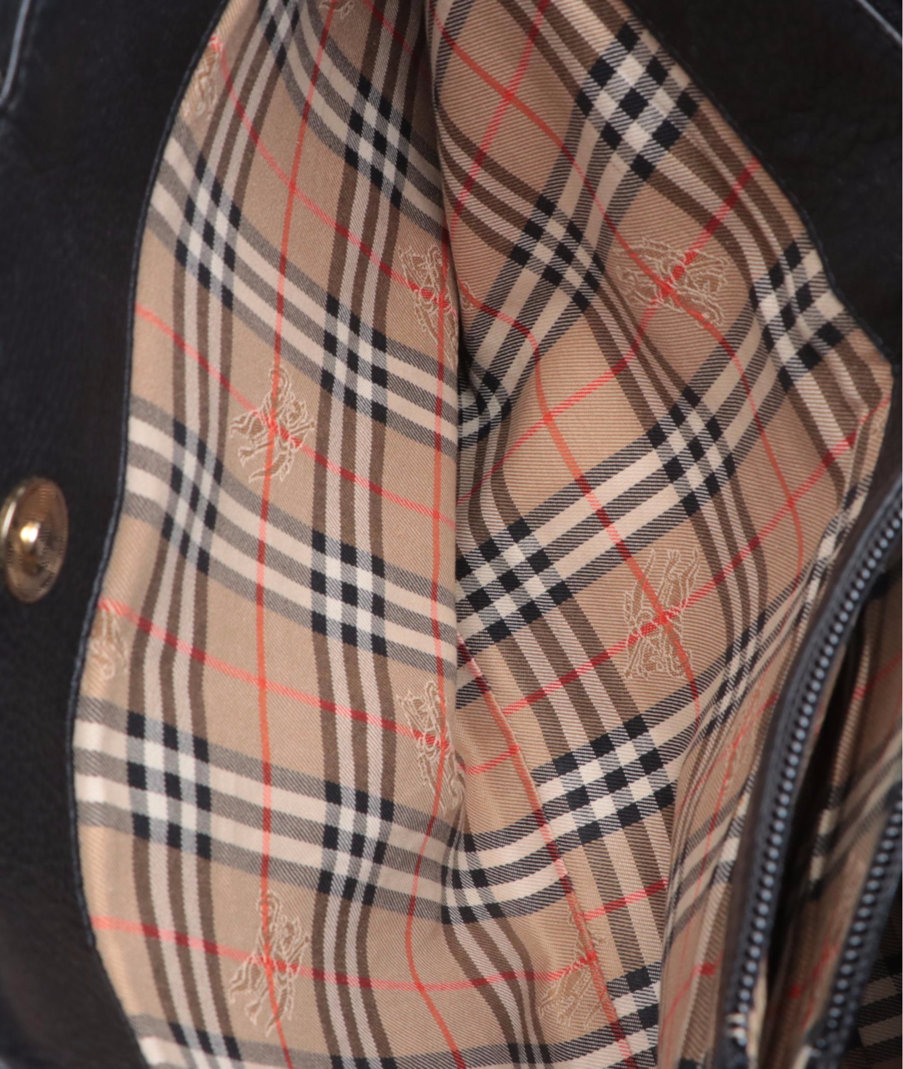 Burberrys Handbag in Black Pebble Grain Leather with Contrast Stitching