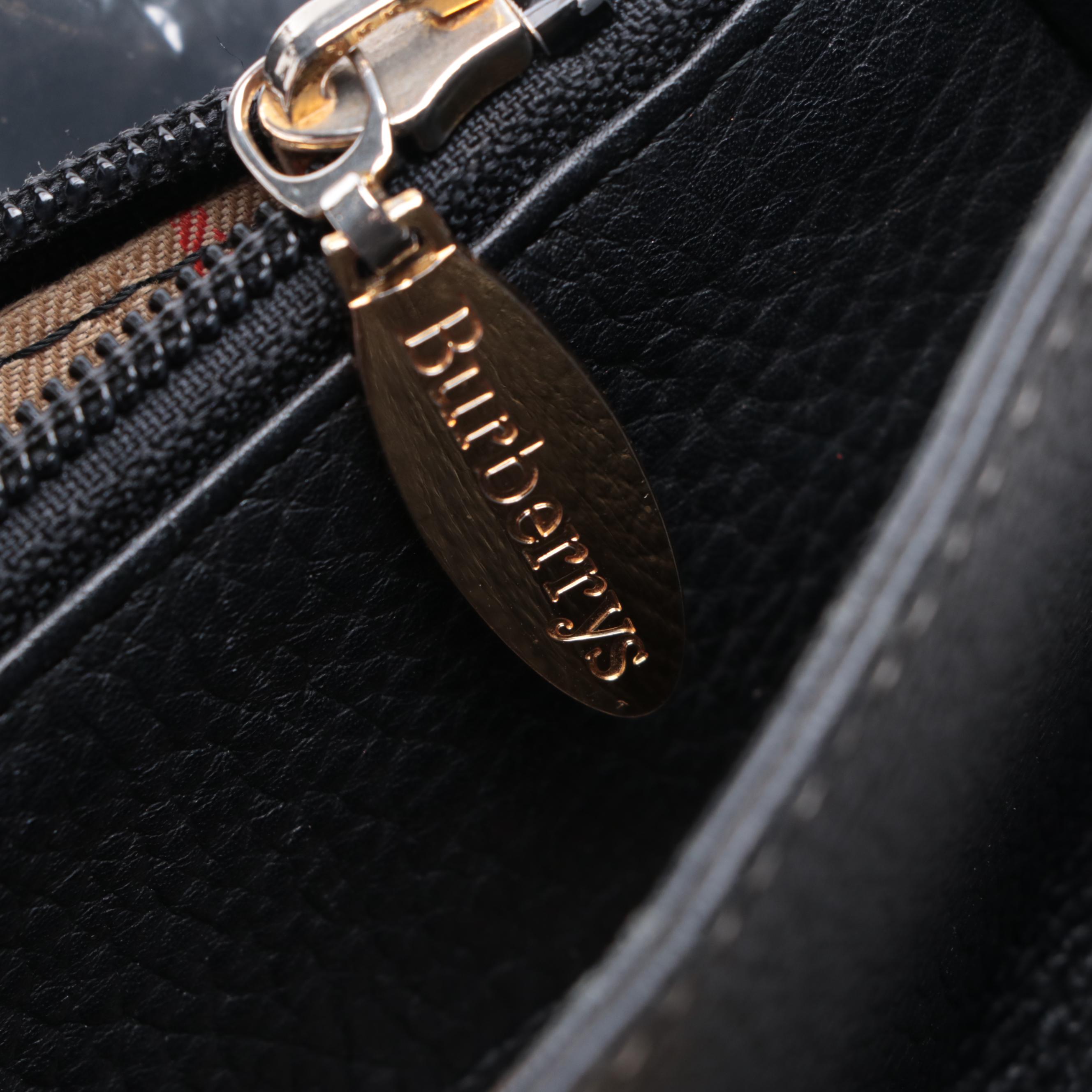 Burberrys Handbag in Black Pebble Grain Leather with Contrast Stitching