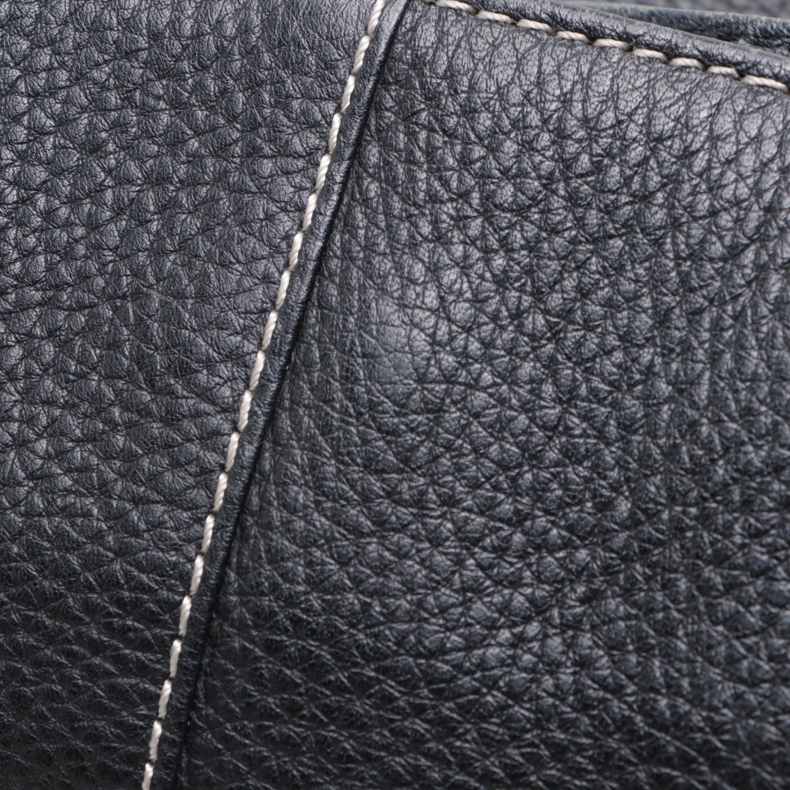 Burberrys Handbag in Black Pebble Grain Leather with Contrast Stitching