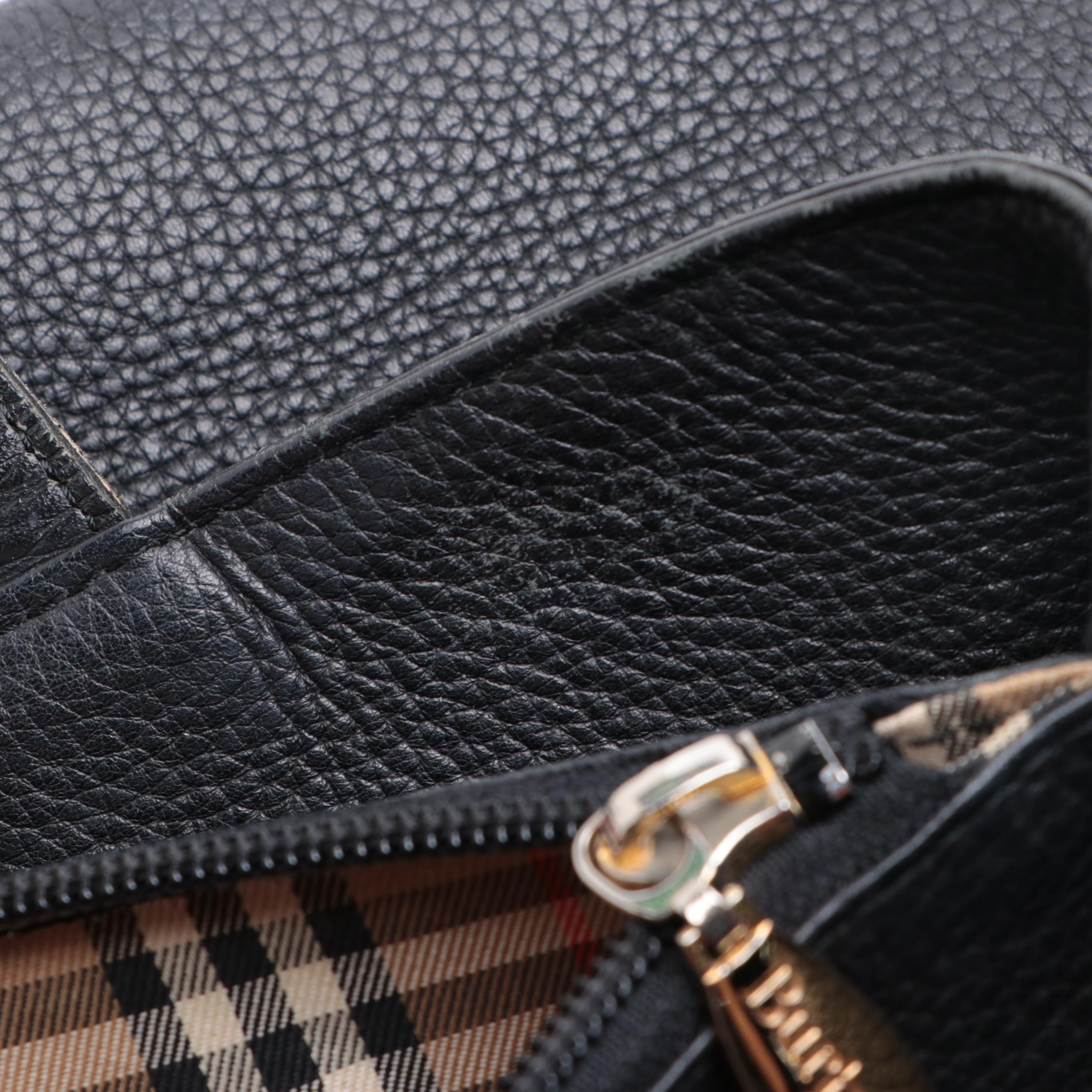 Burberrys Handbag in Black Pebble Grain Leather with Contrast Stitching