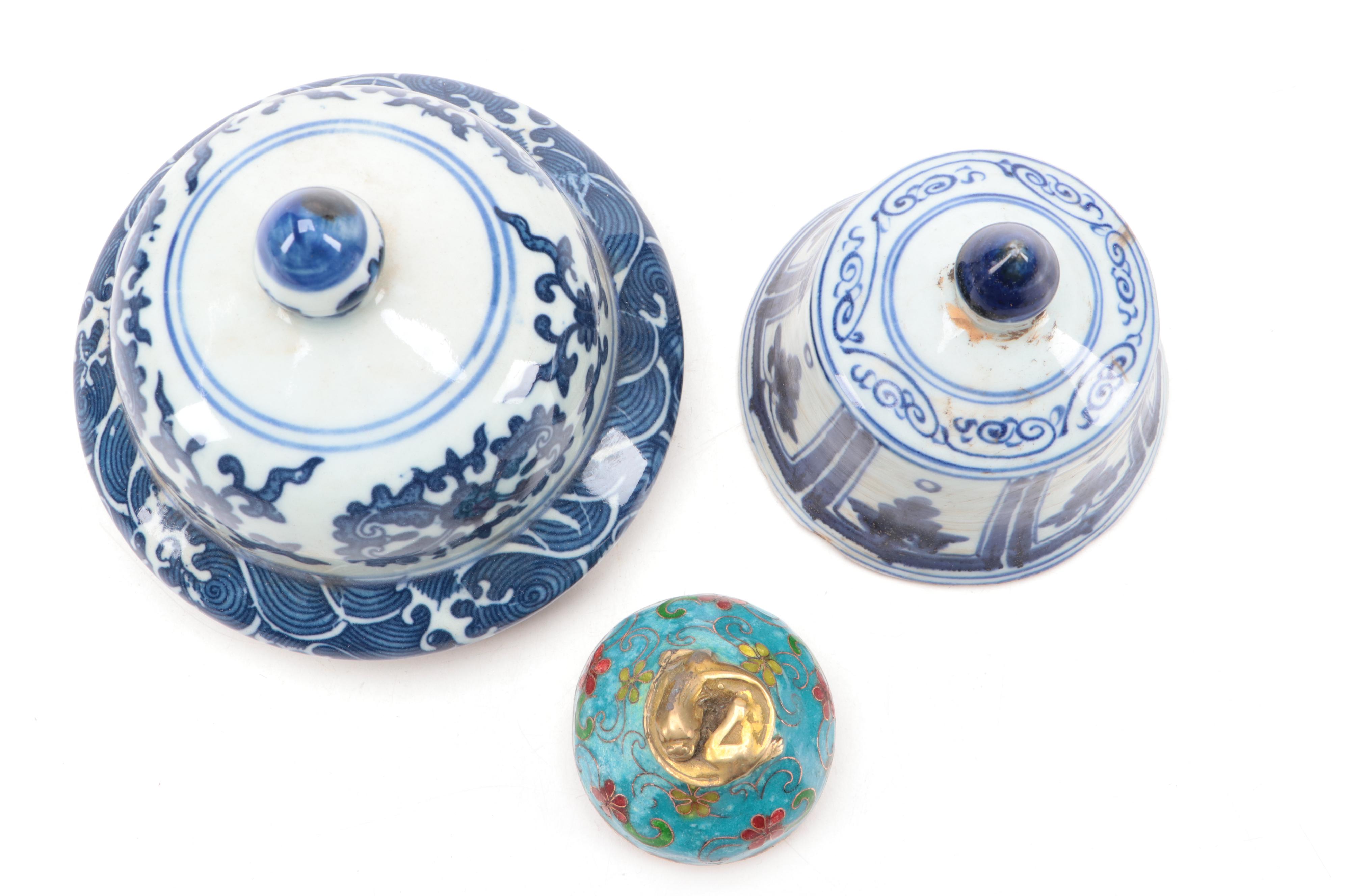 Chinese Guardian Lion Finial Lid with Blue and White Assorted Lid and Brush Pot