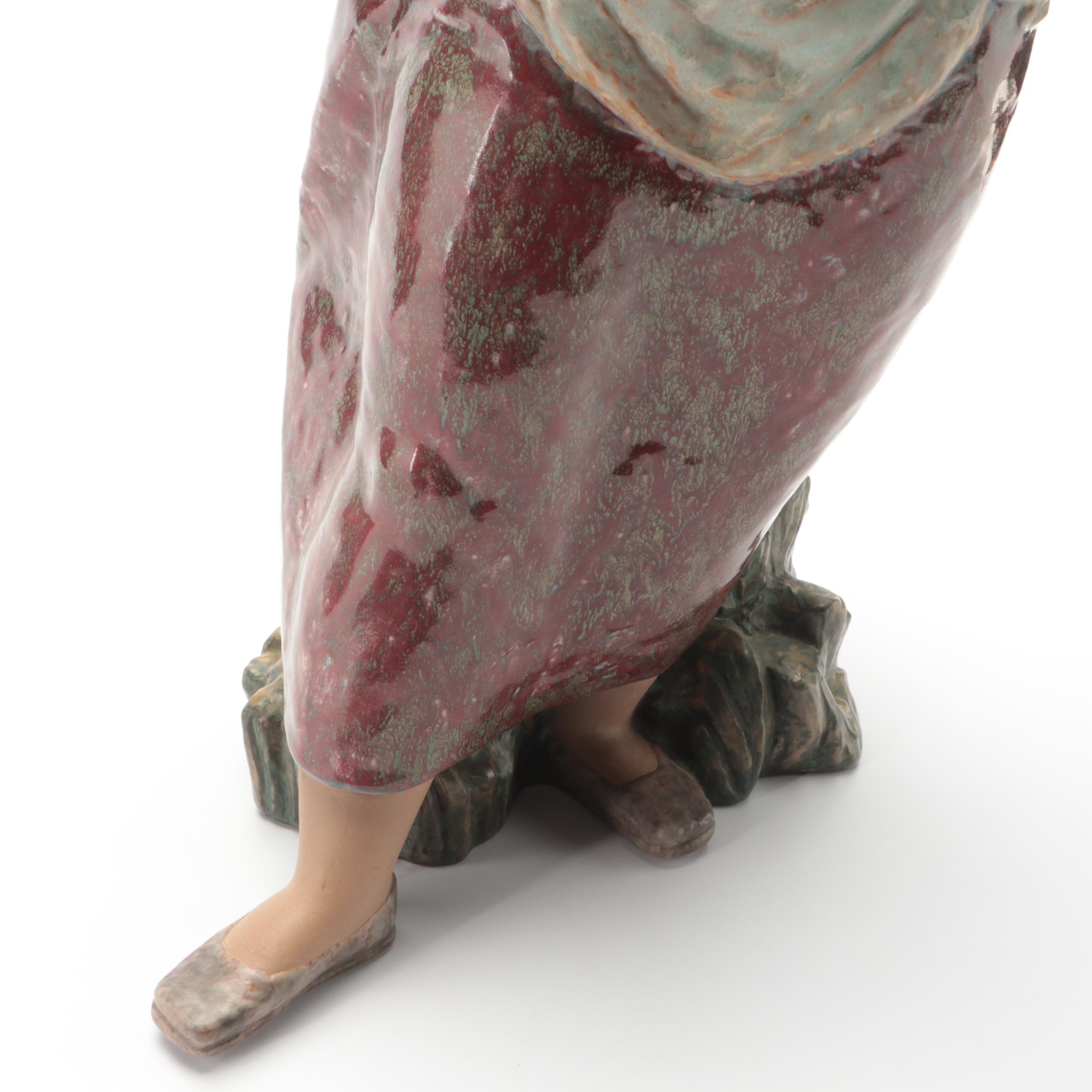 Lladró "Country Woman" Gres Porcelain Figurine Designed by Fulgencio García